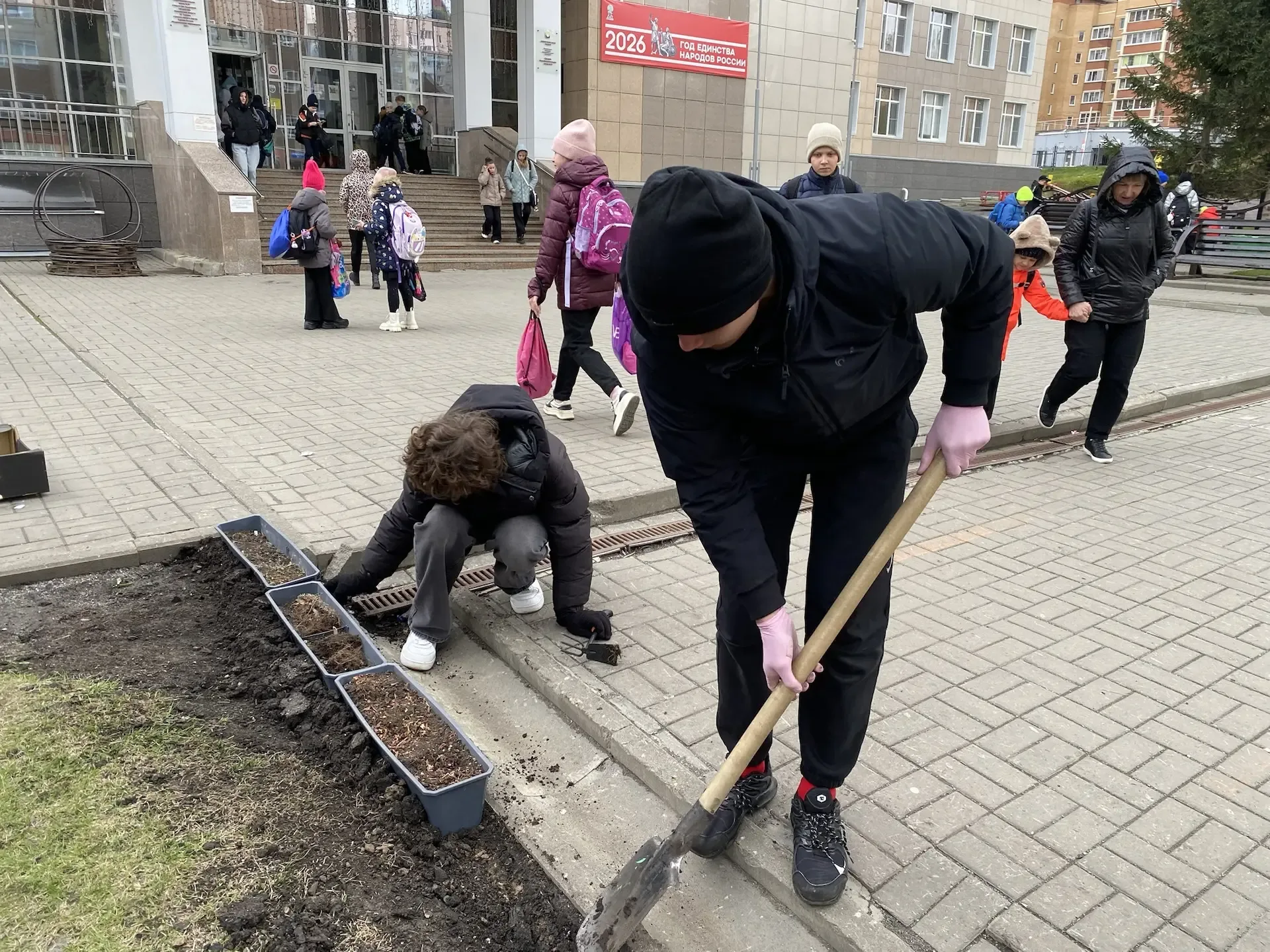 🌾 Трудовой практикум на пришкольном участке: десятиклассники преображают школьный двор! 📌В течение н