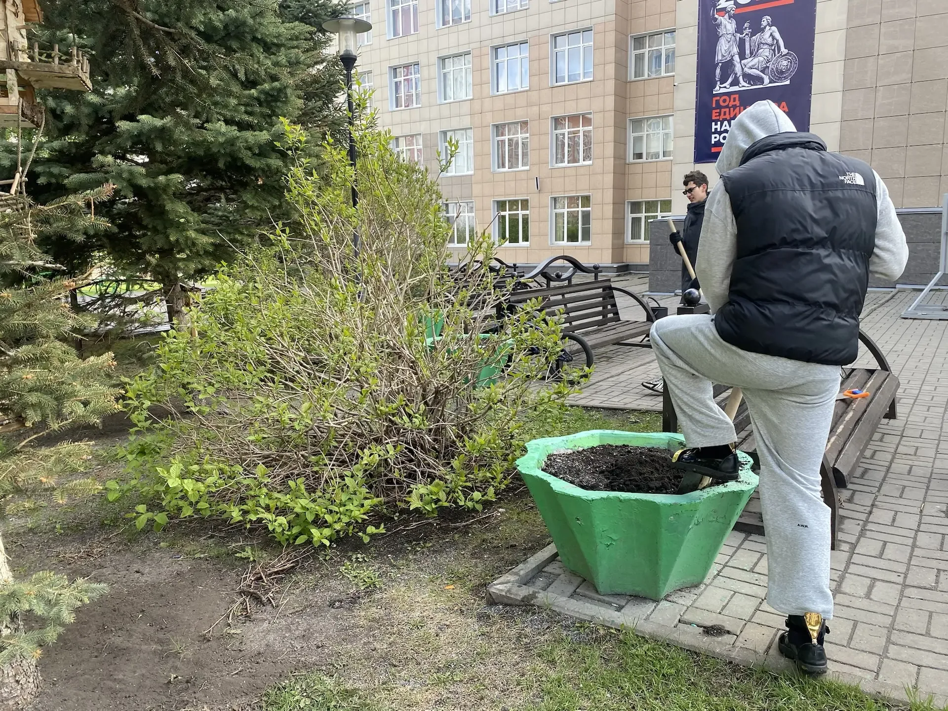 🌾 Трудовой практикум на пришкольном участке: десятиклассники преображают школьный двор! 📌В течение н