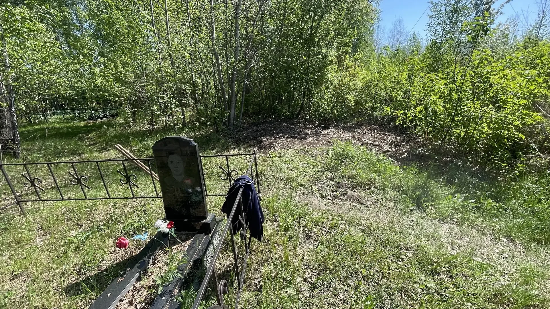 🧹Субботник на кладбище: память, объединяющая село  Сегодня коллектив Пышминского ТУ, совет ветеранов
