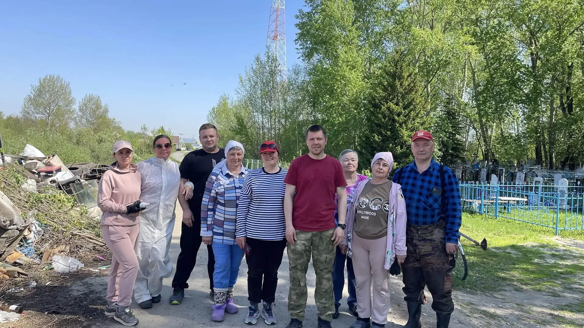 🧹Субботник на кладбище: память, объединяющая село  Сегодня коллектив Пышминского ТУ, совет ветеранов