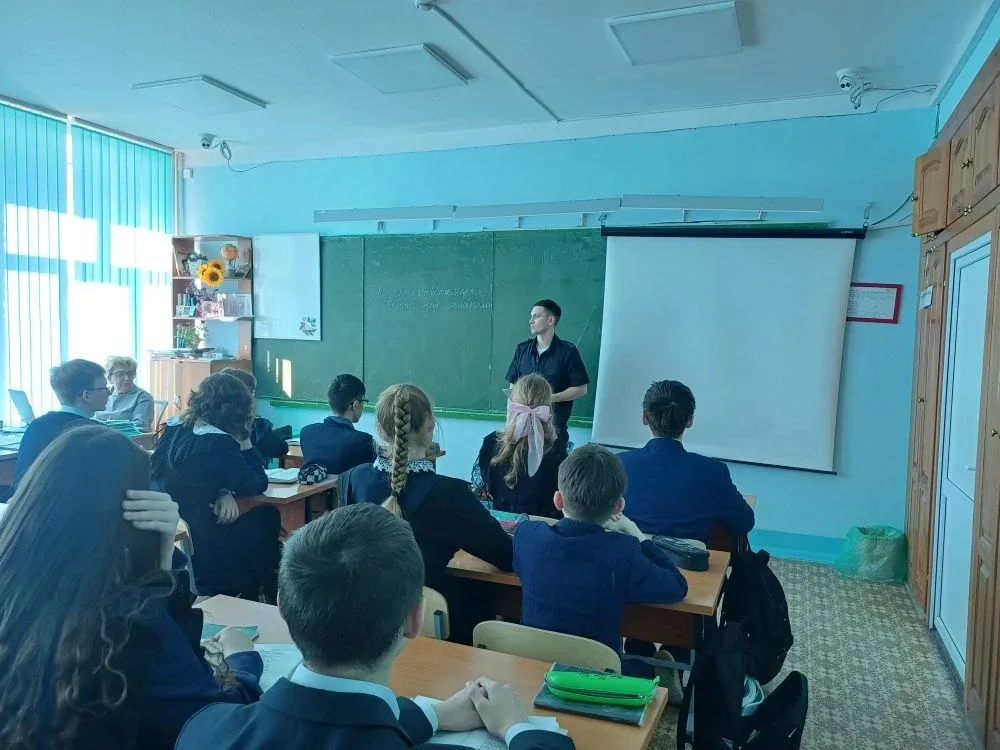 🚦Безопасность на дороге: важная встреча в нашей школе!🚦  В нашей школе прошла особенная лекция для у