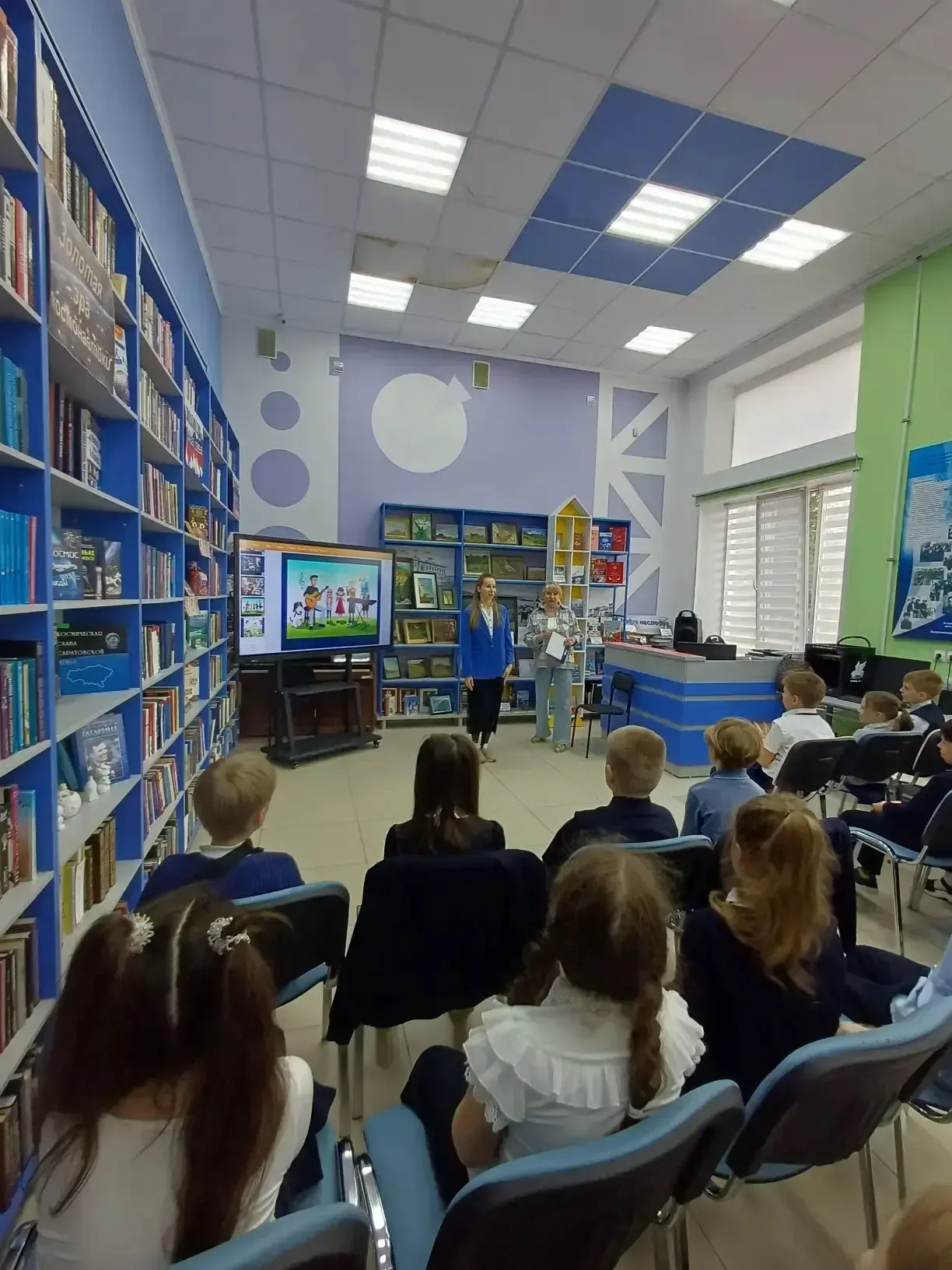 🎨 Семейный вернисаж   🧑‍🎨 В Международный день семьи ученики 2"А" класса вместе с учителем Ириной Ви