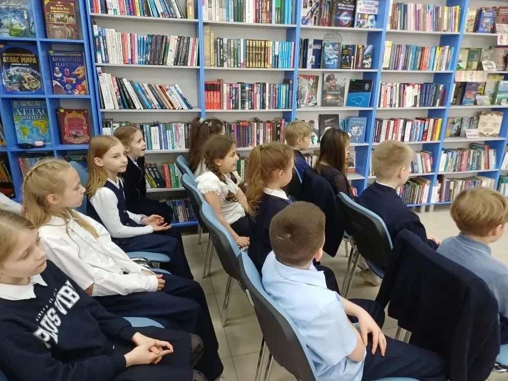 🎨 Семейный вернисаж   🧑‍🎨 В Международный день семьи ученики 2"А" класса вместе с учителем Ириной Ви