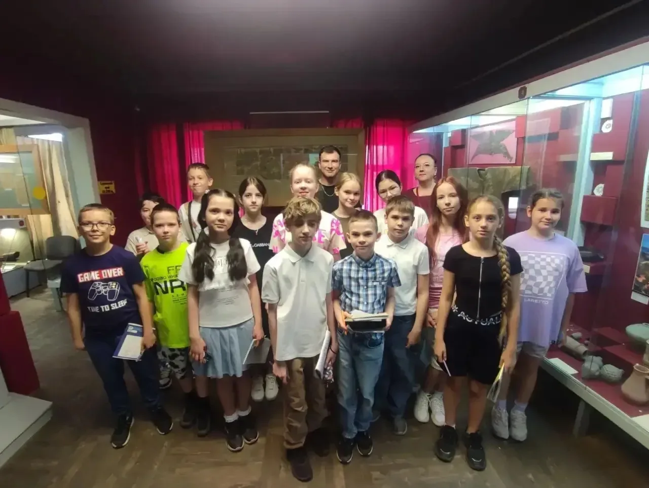 👯 Берем друзей, идём в музей!  ✨ 5 "В " класс (классный руководитель Истратова С. В.) и учитель исто