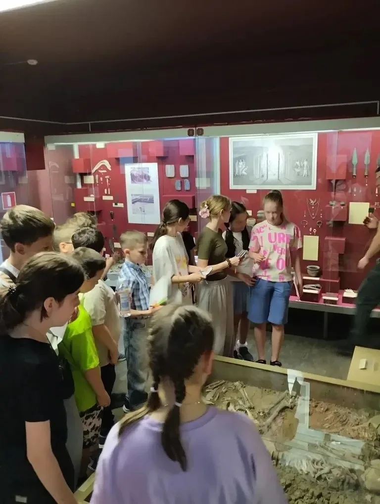 👯 Берем друзей, идём в музей!  ✨ 5 "В " класс (классный руководитель Истратова С. В.) и учитель исто
