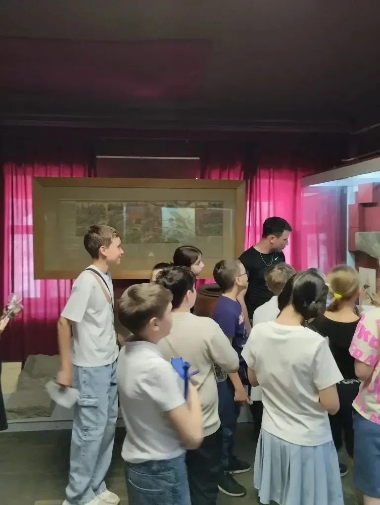 👯 Берем друзей, идём в музей!  ✨ 5 "В " класс (классный руководитель Истратова С. В.) и учитель исто