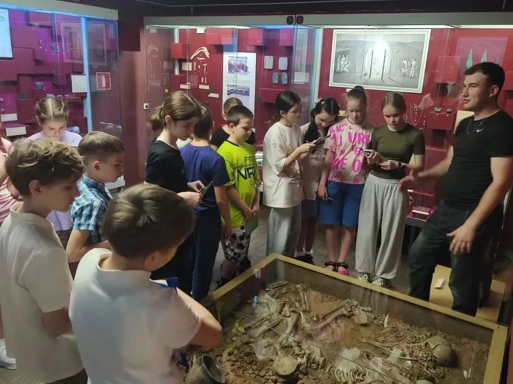 👯 Берем друзей, идём в музей!  ✨ 5 "В " класс (классный руководитель Истратова С. В.) и учитель исто