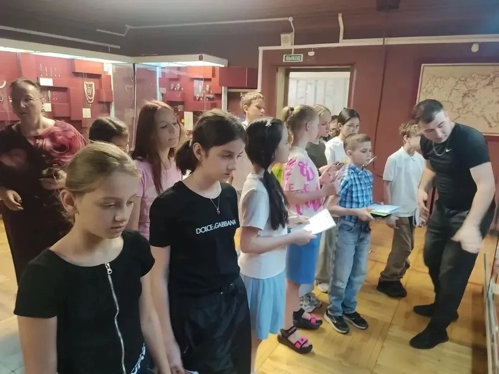 👯 Берем друзей, идём в музей!  ✨ 5 "В " класс (классный руководитель Истратова С. В.) и учитель исто