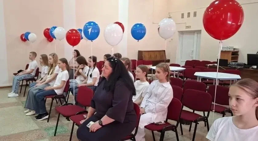 🇷🇺 В ГАОУ СО «Гимназии №4» прошло торжественное посвящение в активисты первичного отделения «Движени