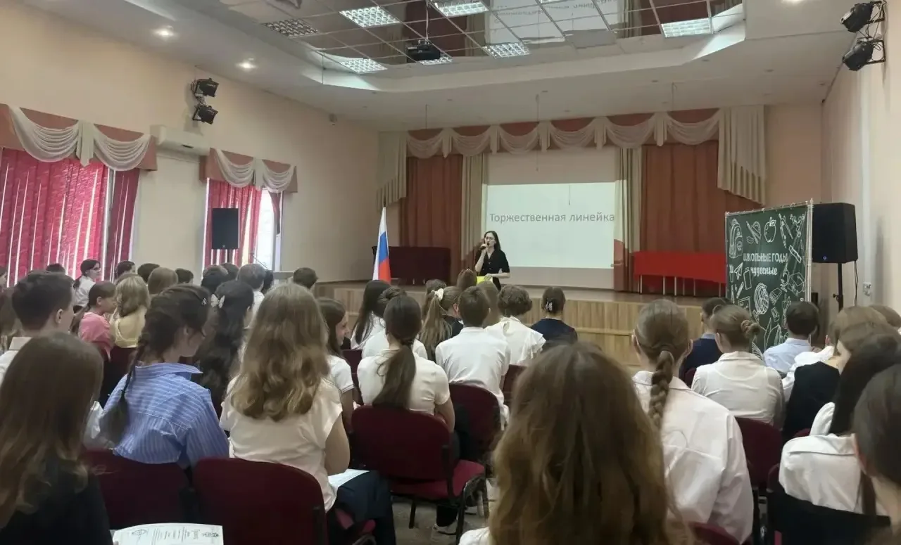 🎀 В гимназии прошла торжественная линейка: интеллект, стиль и важные даты мая! 🎀  Сегодня, 18 мая, м
