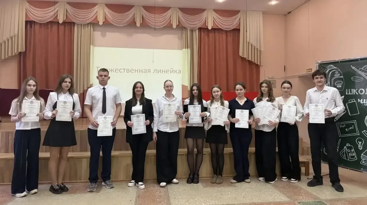🎀 В гимназии прошла торжественная линейка: интеллект, стиль и важные даты мая! 🎀  Сегодня, 18 мая, м