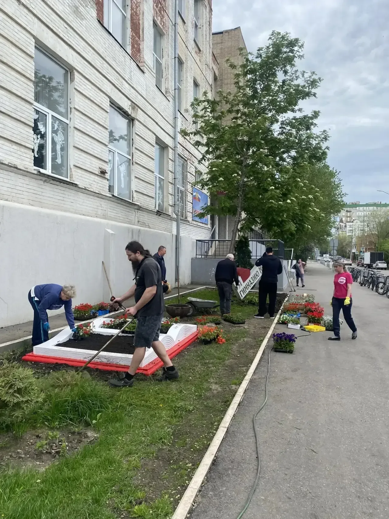✨ Цветущий школьный двор - результат нашей общей заботы  🪻Наша гимназия стала центром большого добро