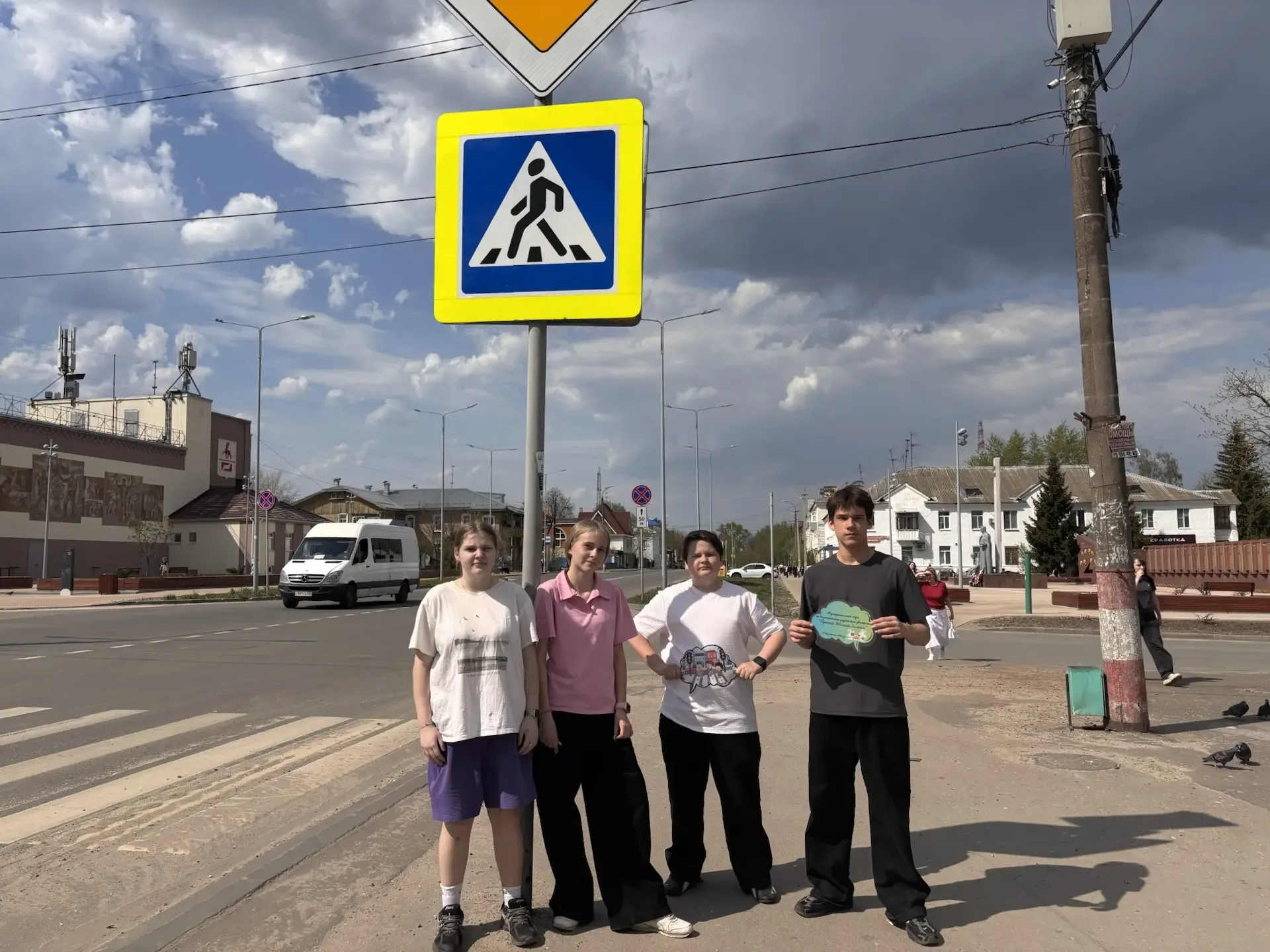 ИГРА «КРАСНЫЙ. ЖЕЛТЫЙ. ЗЕЛЕНЫЙ»🚦  Знаете, что может быть лучше, чем теория ПДД? Практика на свежем в