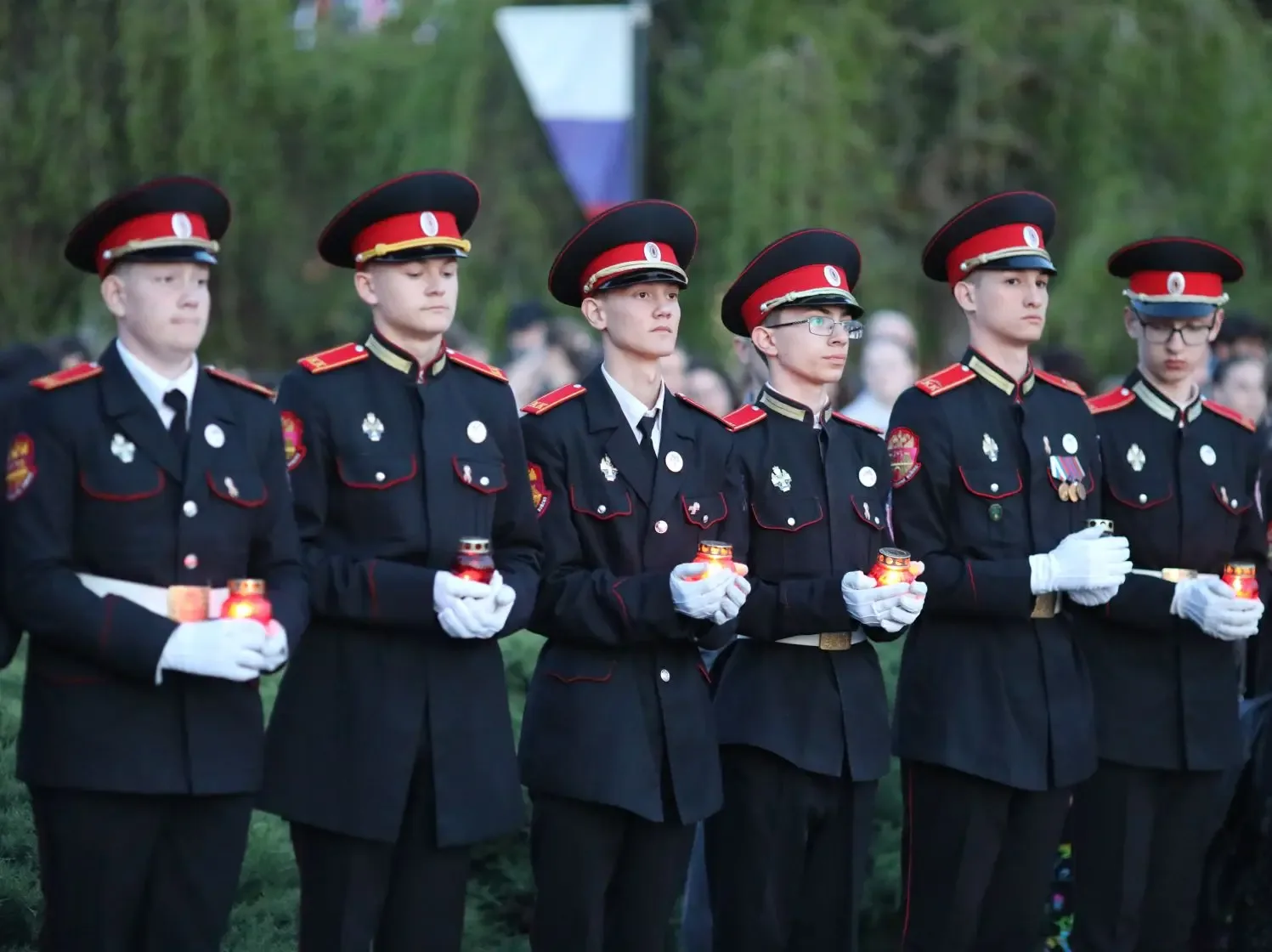В канун Дня Победы страна замирает. В домах и у мемориалов зажигаются миллионы свечей. Памятная акци