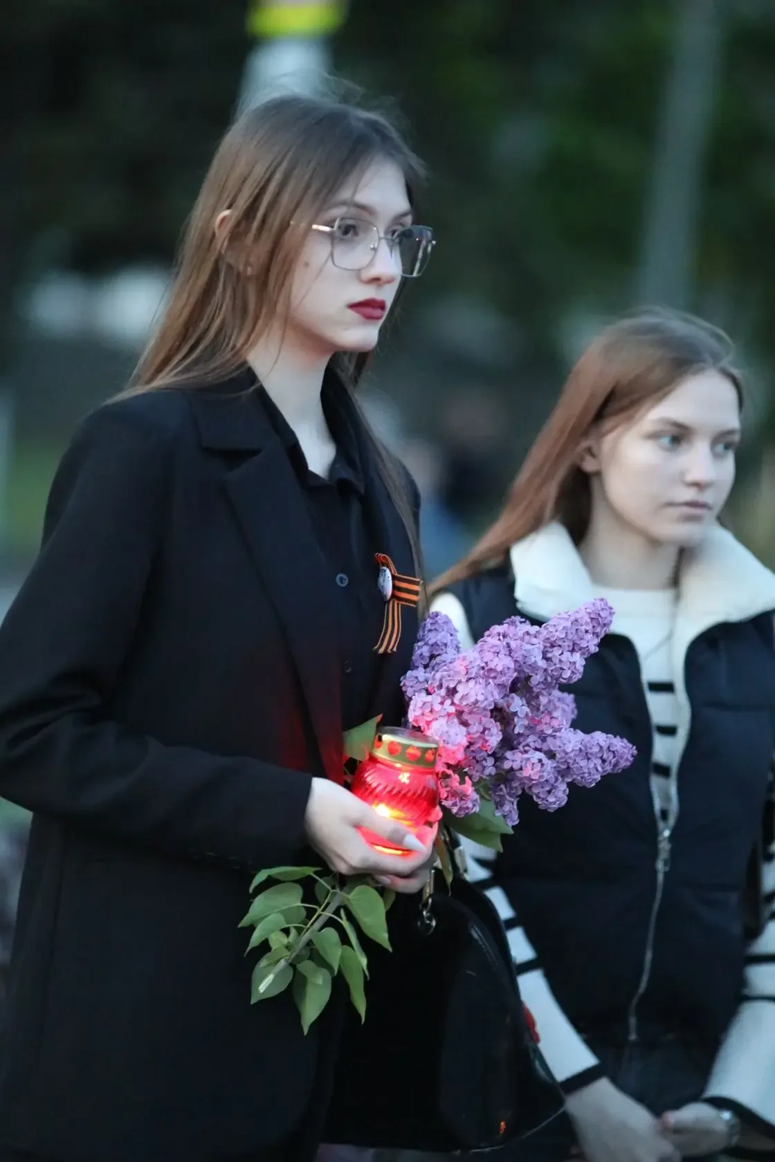 В канун Дня Победы страна замирает. В домах и у мемориалов зажигаются миллионы свечей. Памятная акци