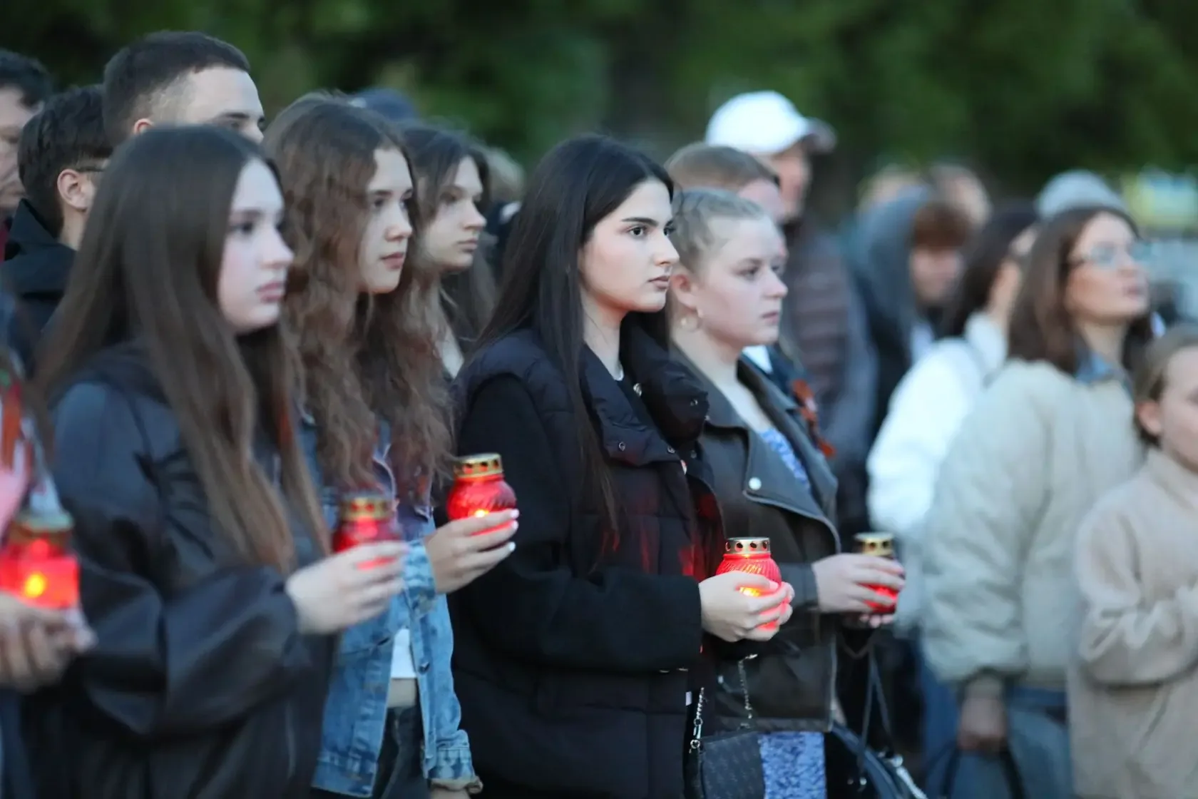 В канун Дня Победы страна замирает. В домах и у мемориалов зажигаются миллионы свечей. Памятная акци