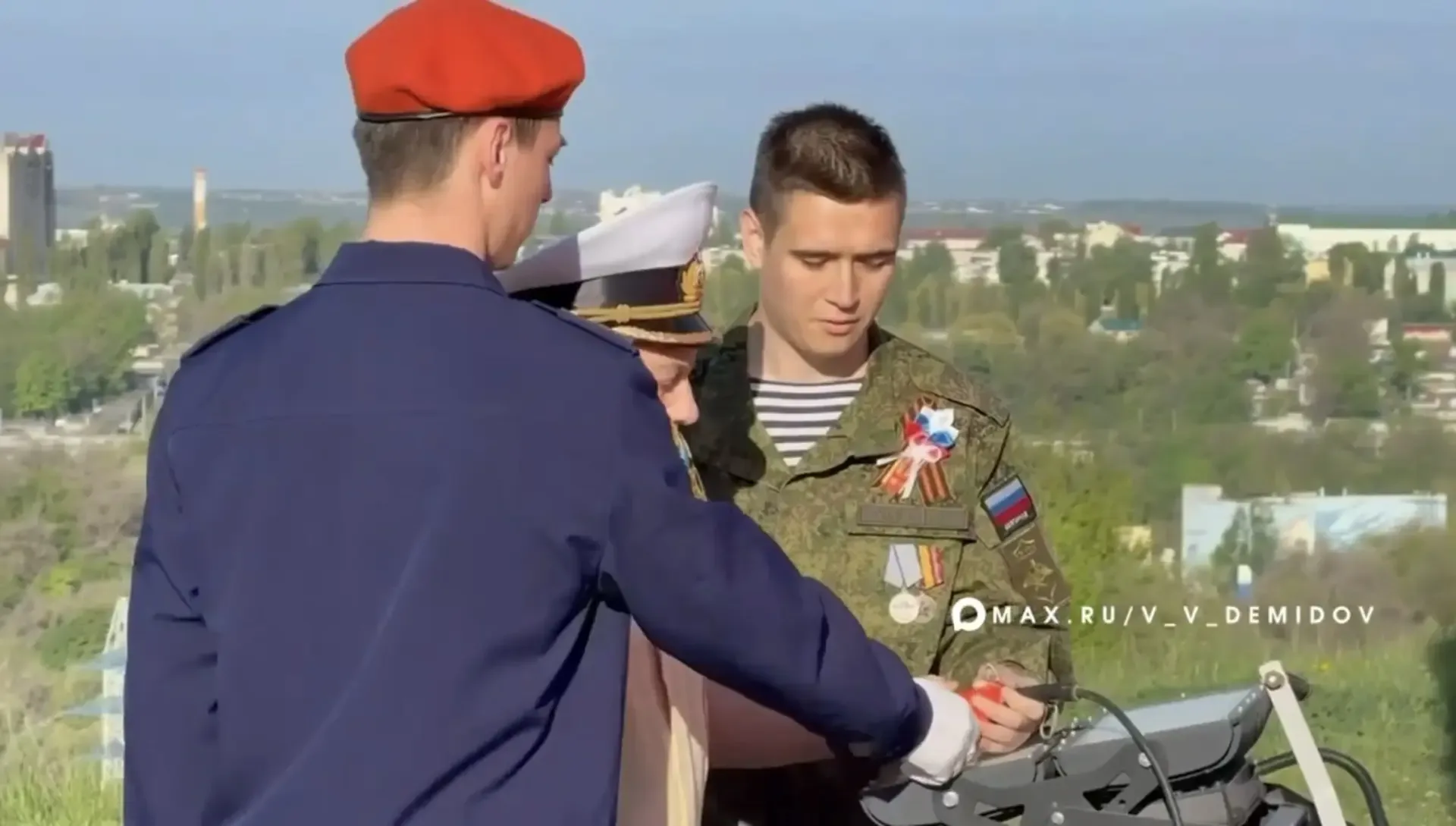 Дорогие друзья! Поздравляем вас с Днём Победы!  Ранним утром 9 мая, в торжественной обстановке, на М
