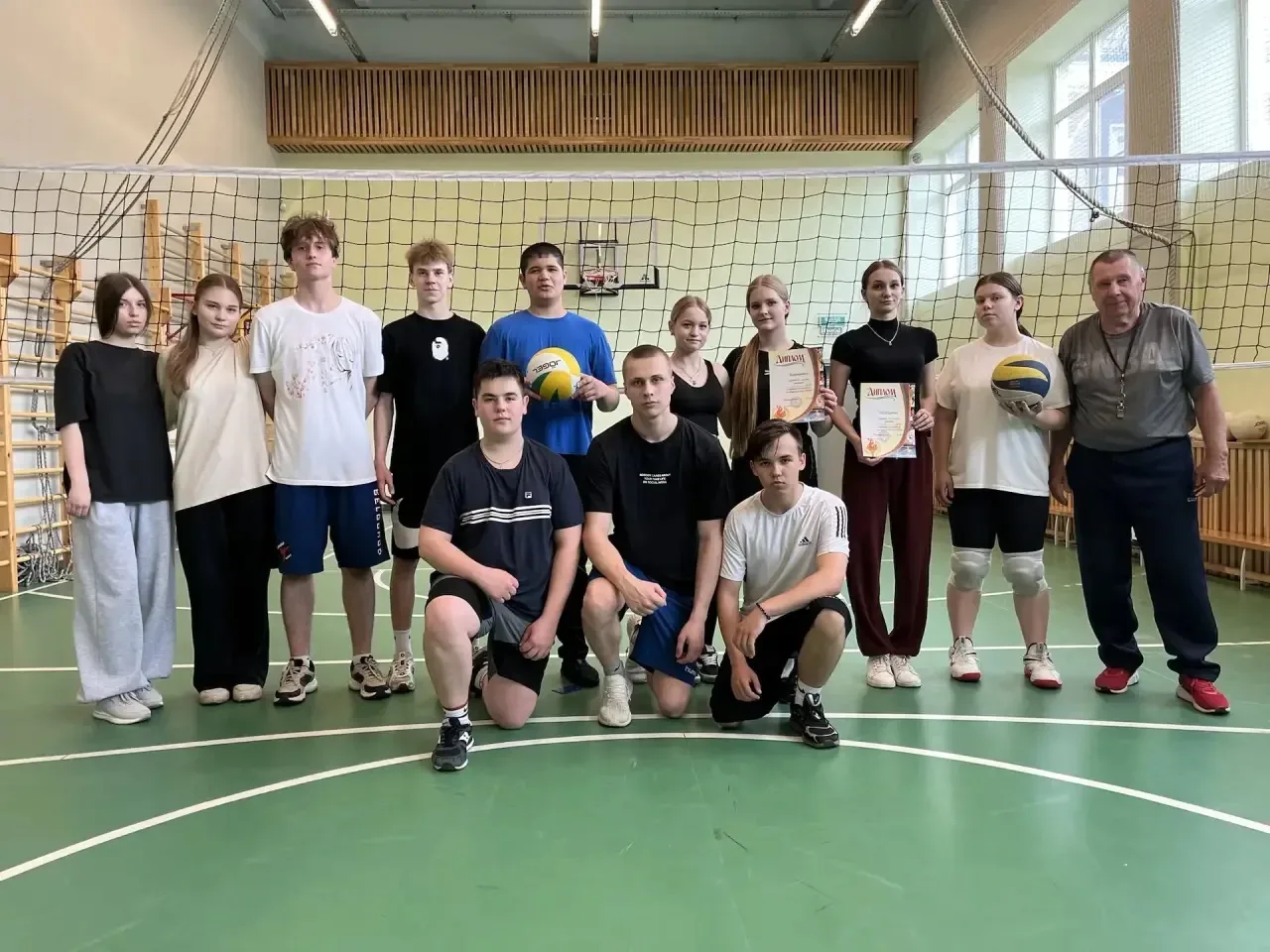 Сегодня в  нашей школе прошёл турнир по волейболу между сборными 9-х и 10-х классов. Игра получилась