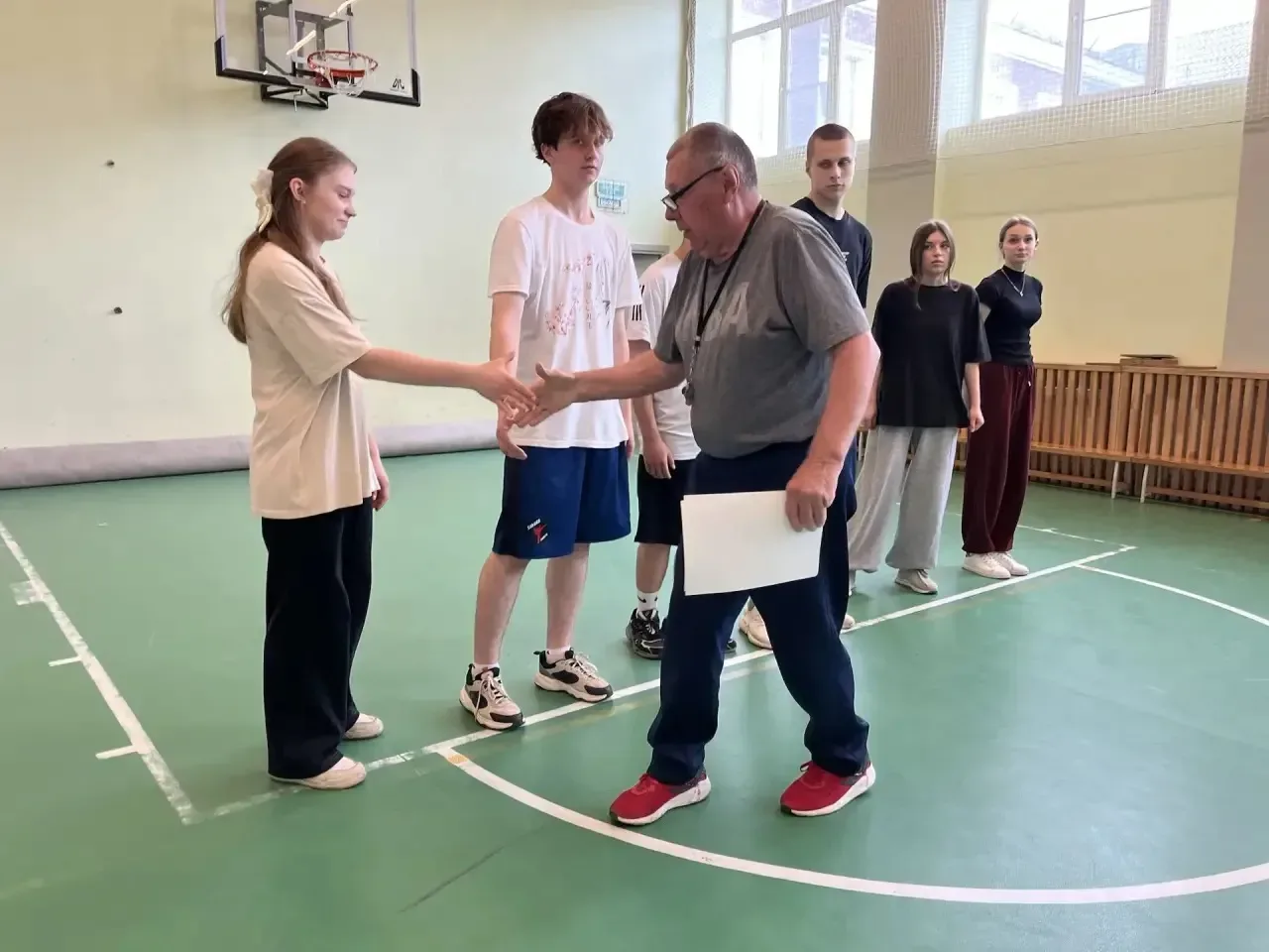 Сегодня в  нашей школе прошёл турнир по волейболу между сборными 9-х и 10-х классов. Игра получилась
