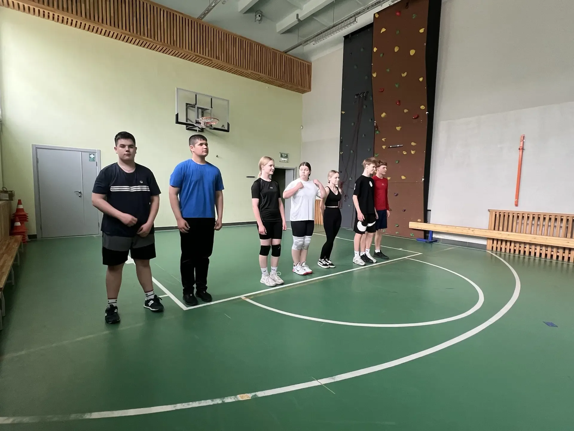 Сегодня в  нашей школе прошёл турнир по волейболу между сборными 9-х и 10-х классов. Игра получилась