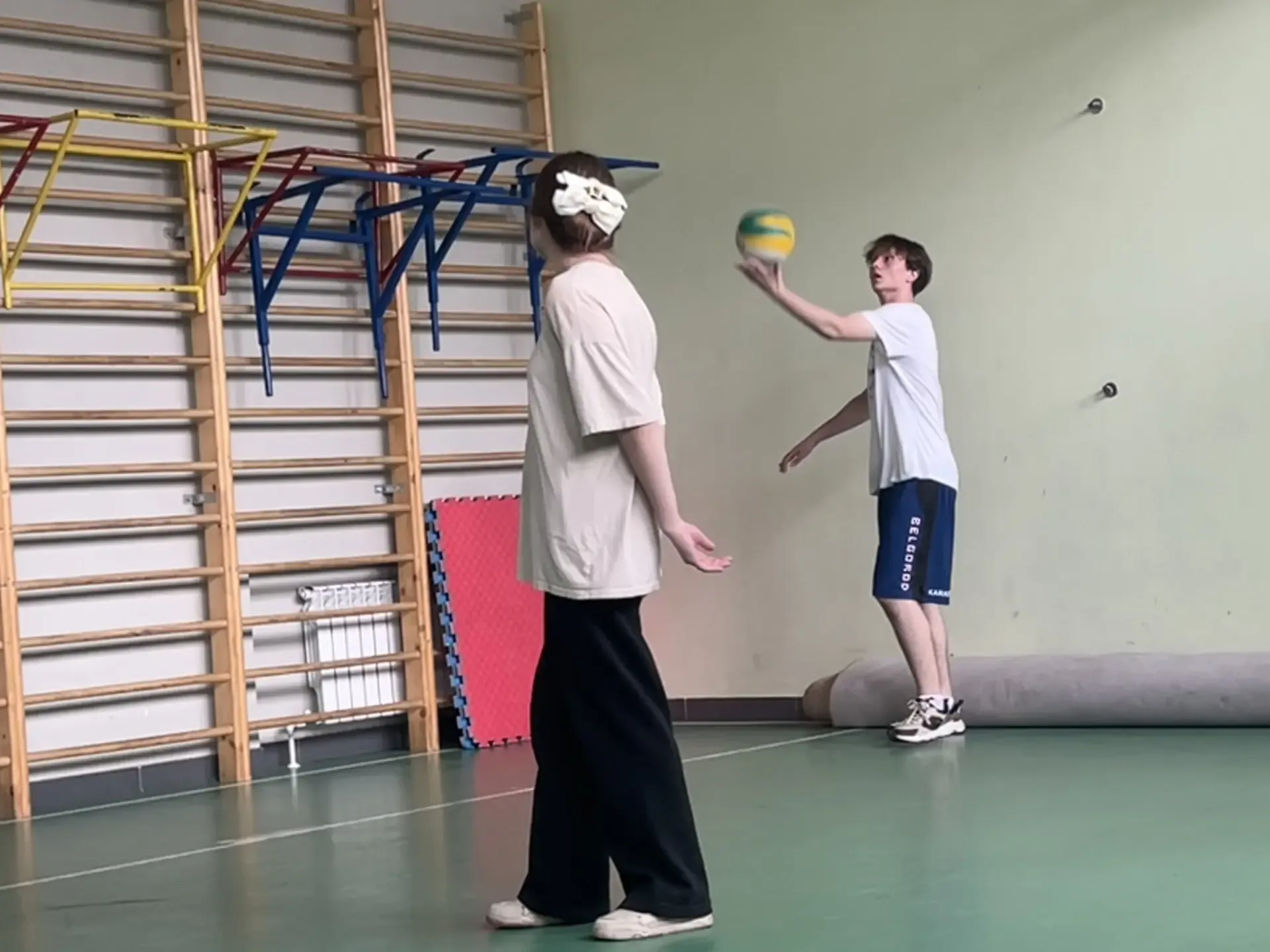 Сегодня в  нашей школе прошёл турнир по волейболу между сборными 9-х и 10-х классов. Игра получилась