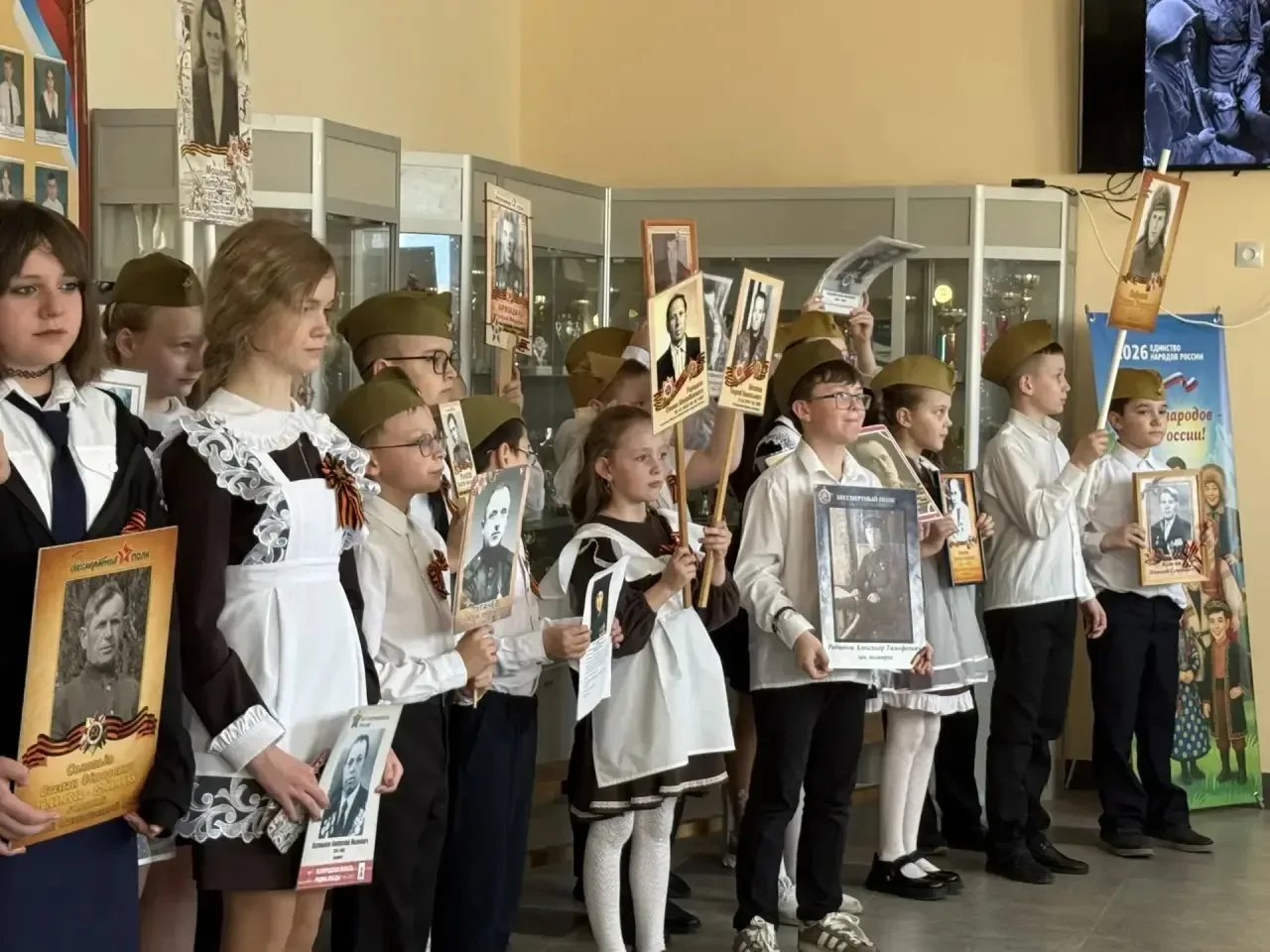 Наши ученики и учителя присоединились к акции «Бессмертный полк». 🕯️  Сегодня мы собрались для тради