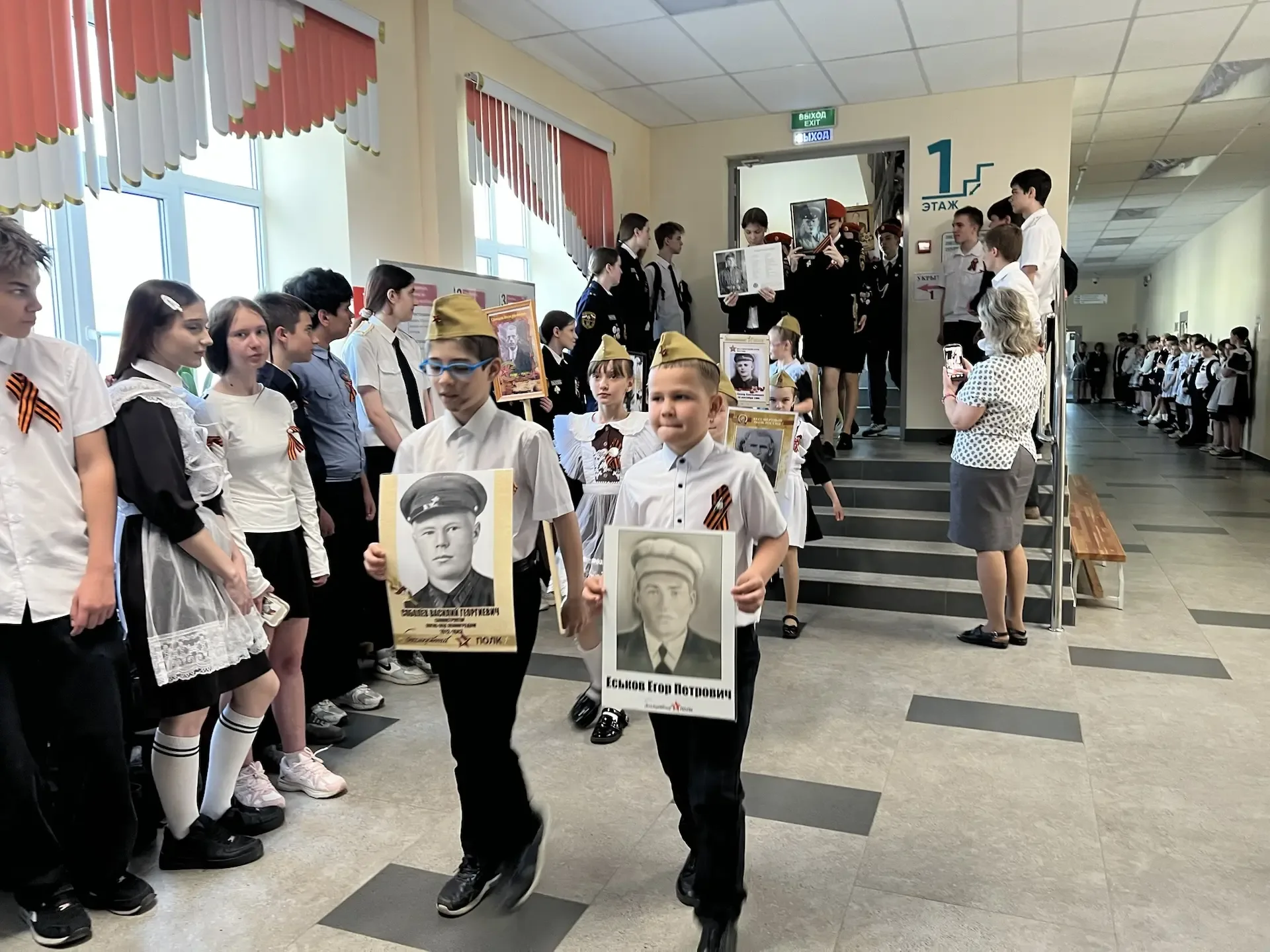 Наши ученики и учителя присоединились к акции «Бессмертный полк». 🕯️  Сегодня мы собрались для тради