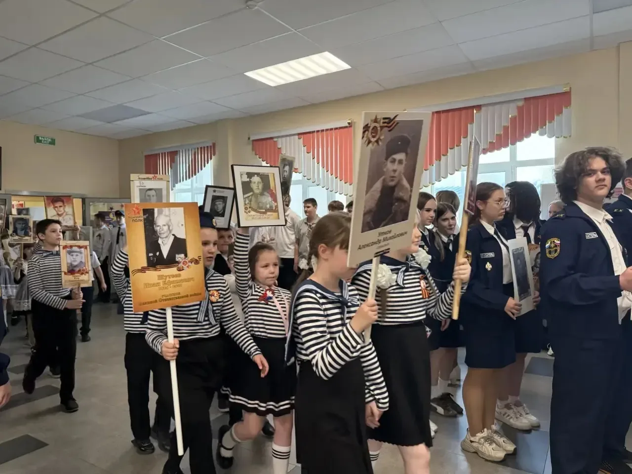 Наши ученики и учителя присоединились к акции «Бессмертный полк». 🕯️  Сегодня мы собрались для тради