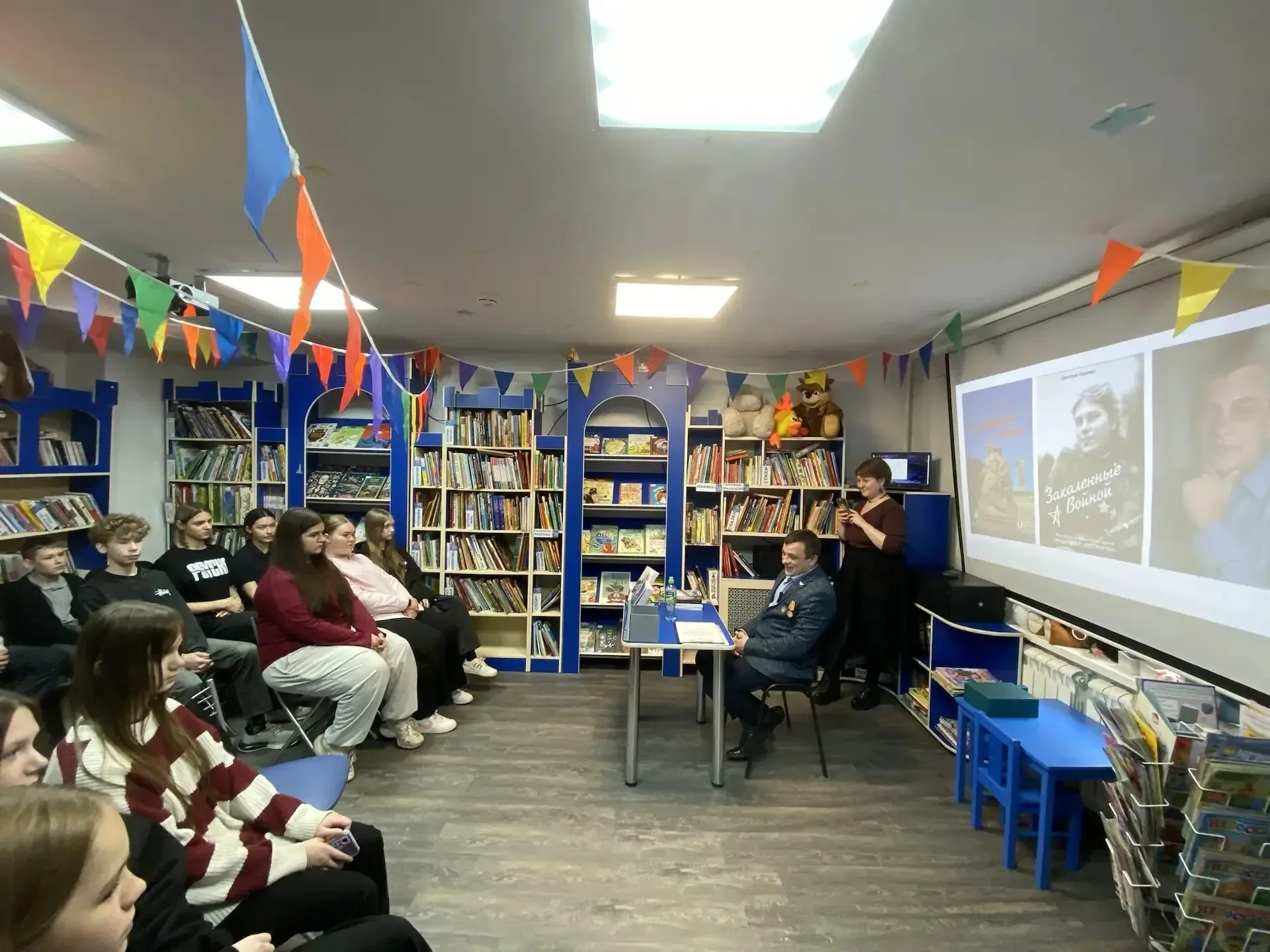 Ученики 7Г класса сегодня провели литературный вечер. В библиотеке г. Мурино ребята встретились с пи