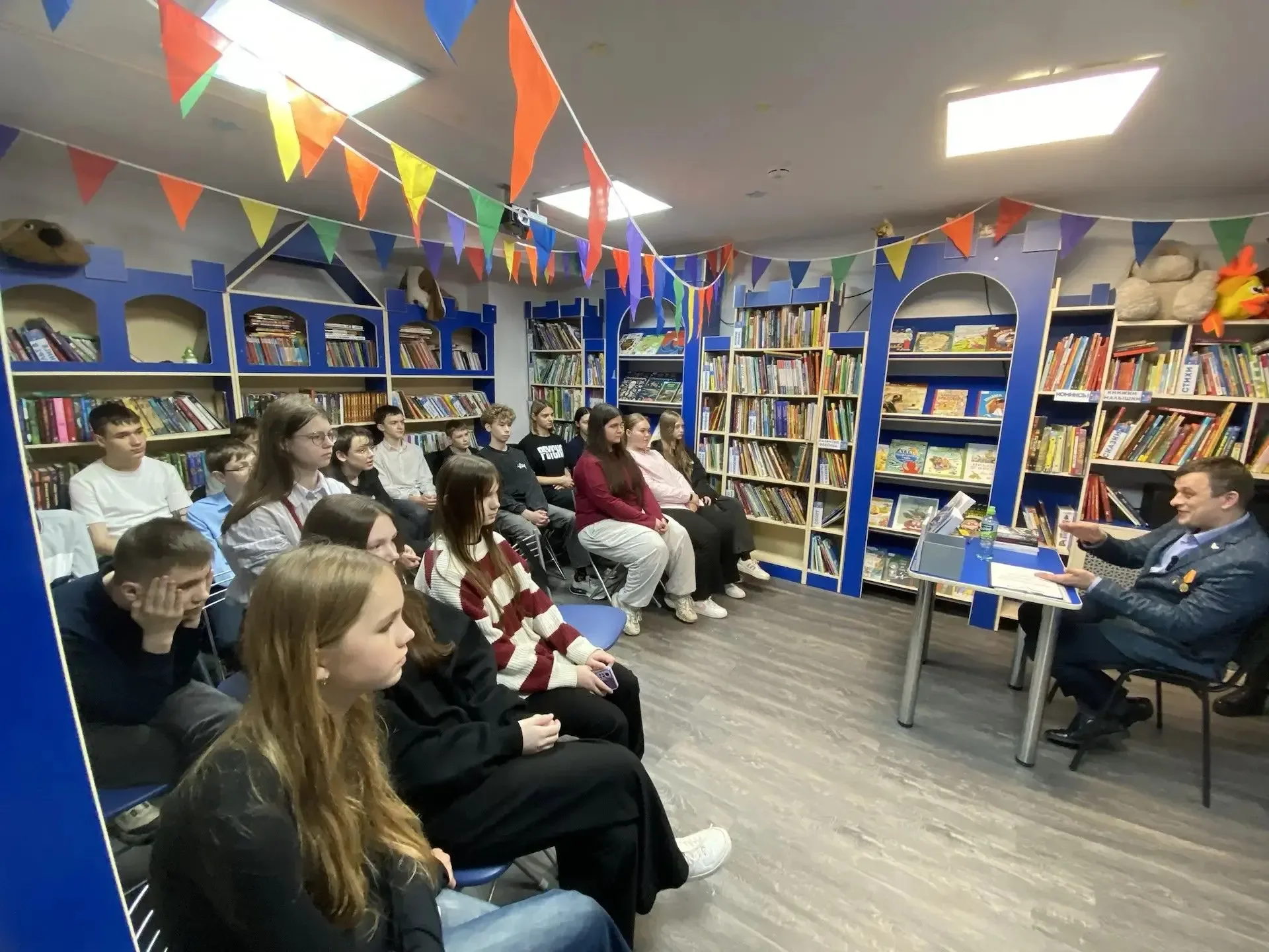 Ученики 7Г класса сегодня провели литературный вечер. В библиотеке г. Мурино ребята встретились с пи
