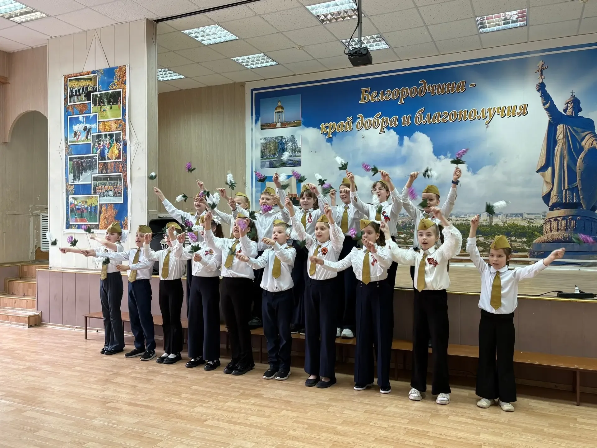 🎶 Недавно в нашей школе прошёл конкурс патриотической песни.  Со сцены прозвучали песни о Родине, му