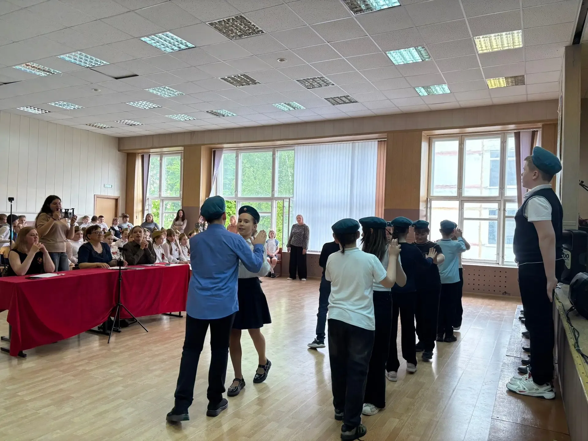 🎶 Недавно в нашей школе прошёл конкурс патриотической песни.  Со сцены прозвучали песни о Родине, му