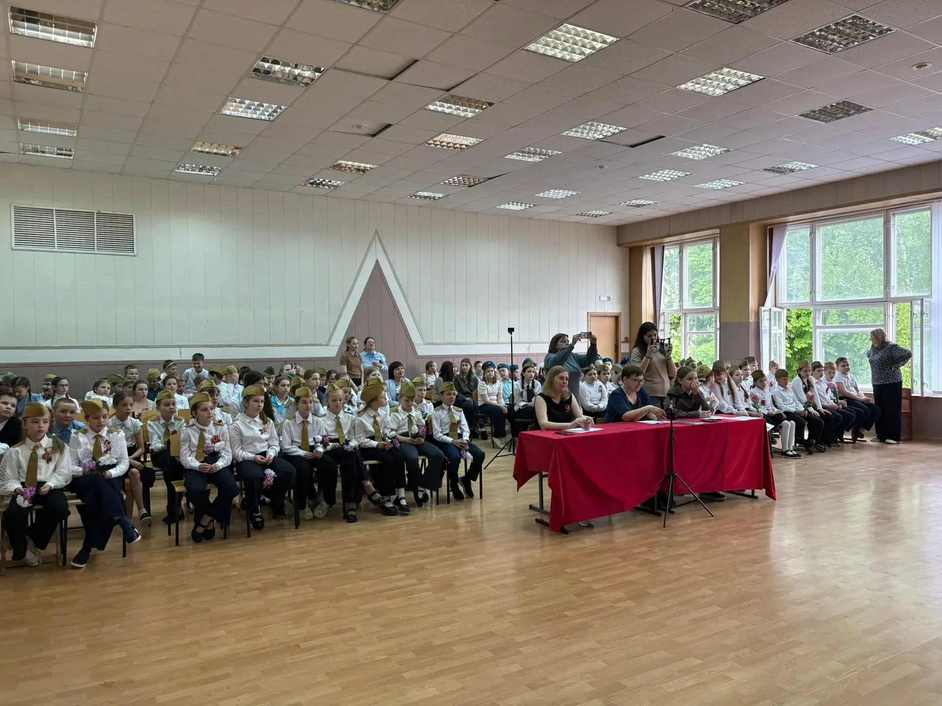🎶 Недавно в нашей школе прошёл конкурс патриотической песни.  Со сцены прозвучали песни о Родине, му