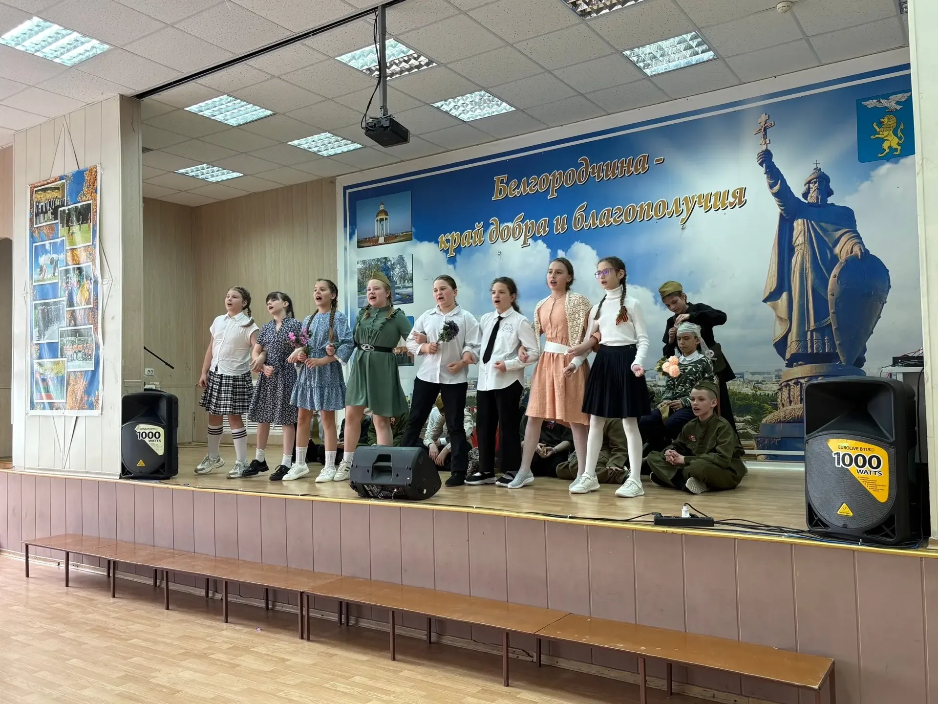 🎶 Недавно в нашей школе прошёл конкурс патриотической песни.  Со сцены прозвучали песни о Родине, му