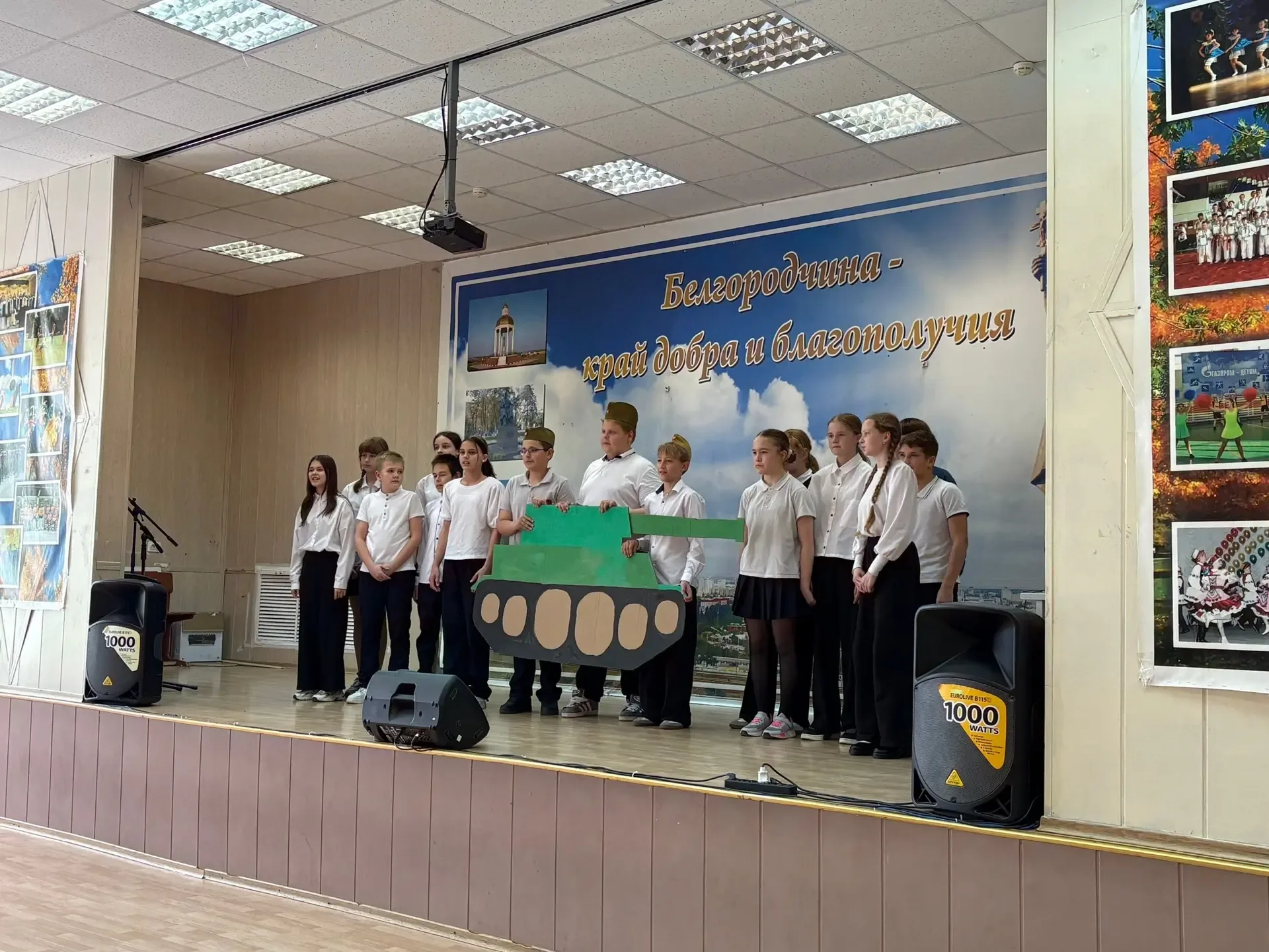 🎶 Недавно в нашей школе прошёл конкурс патриотической песни.  Со сцены прозвучали песни о Родине, му