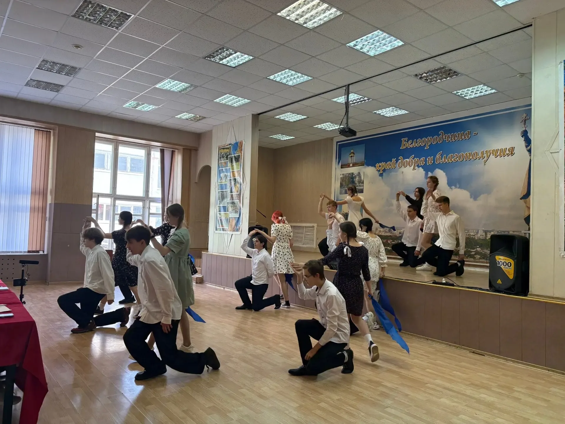 🎶 Недавно в нашей школе прошёл конкурс патриотической песни.  Со сцены прозвучали песни о Родине, му