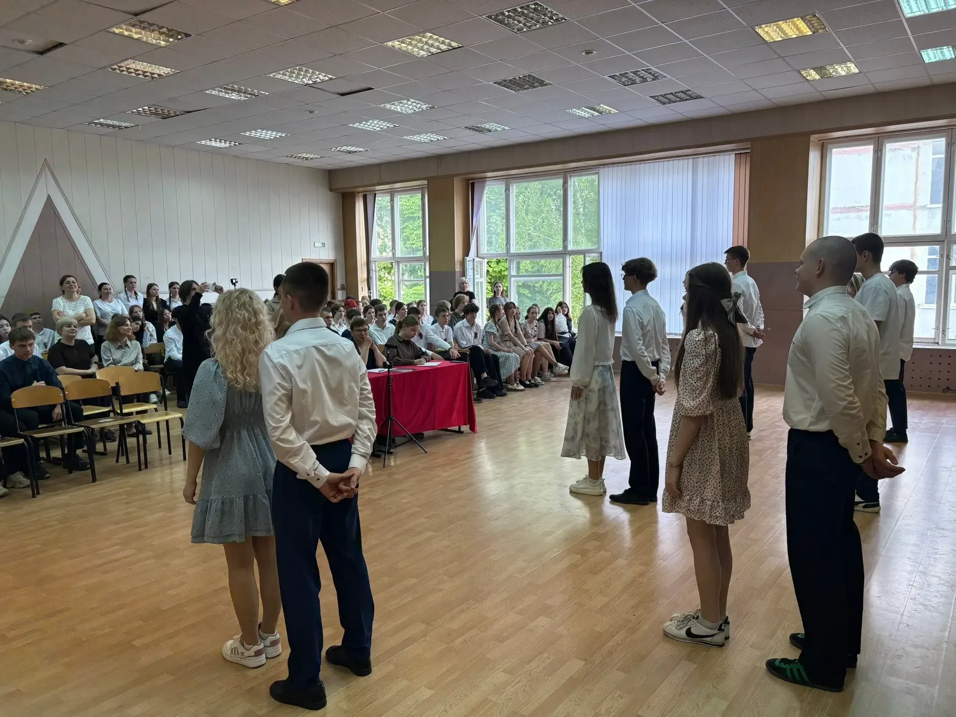 🎶 Недавно в нашей школе прошёл конкурс патриотической песни.  Со сцены прозвучали песни о Родине, му