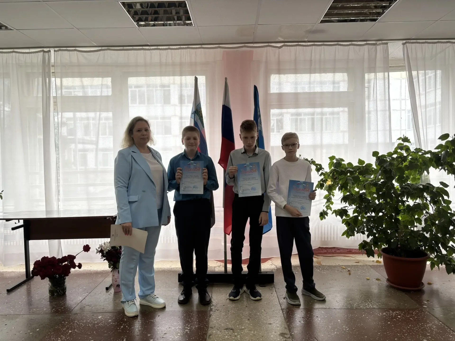 🇷🇺 Сегодня в нашей школе прошла традиционная линейка с торжественной установкой Государственного фла