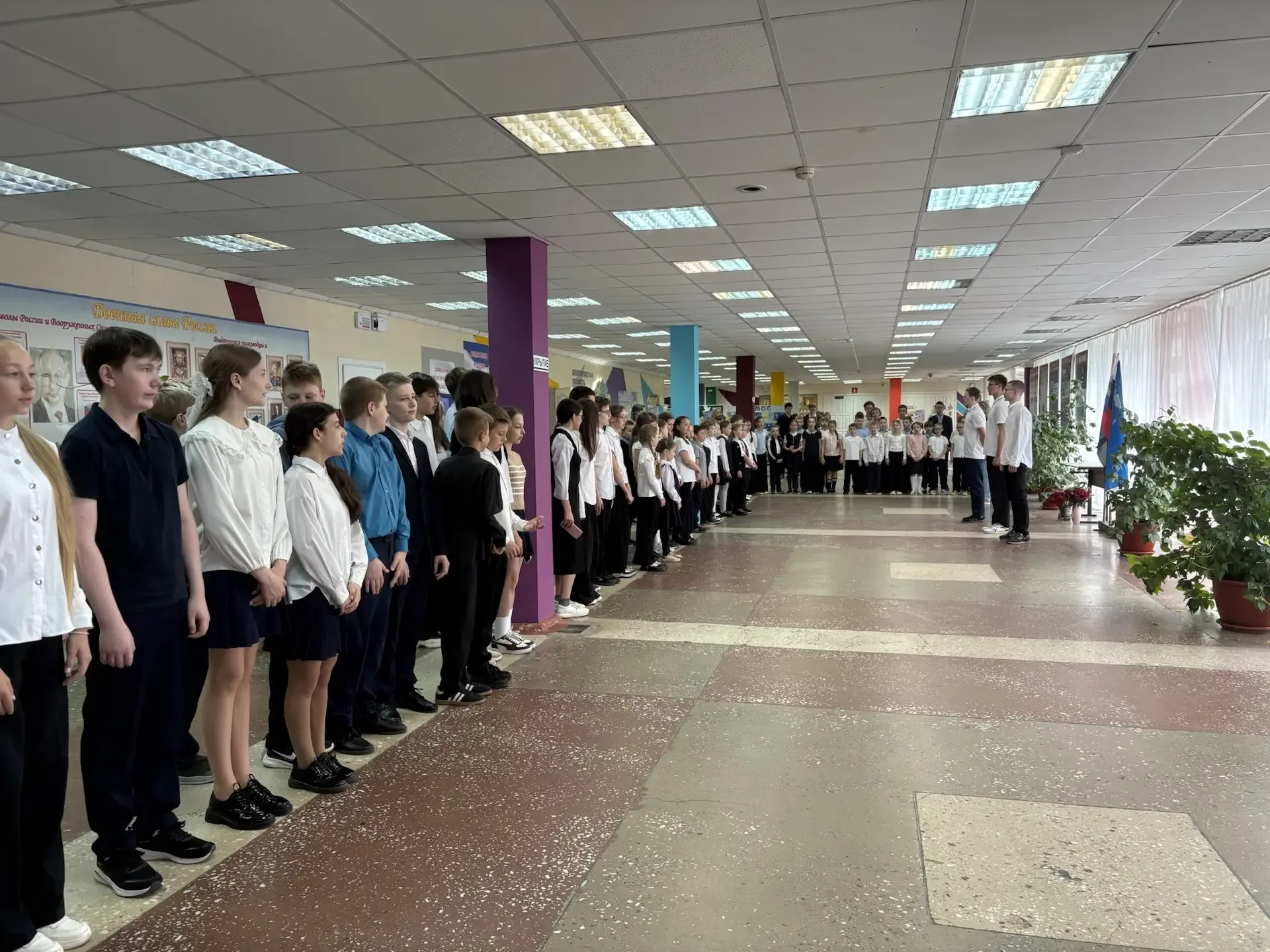 🇷🇺 Сегодня в нашей школе прошла традиционная линейка с торжественной установкой Государственного фла