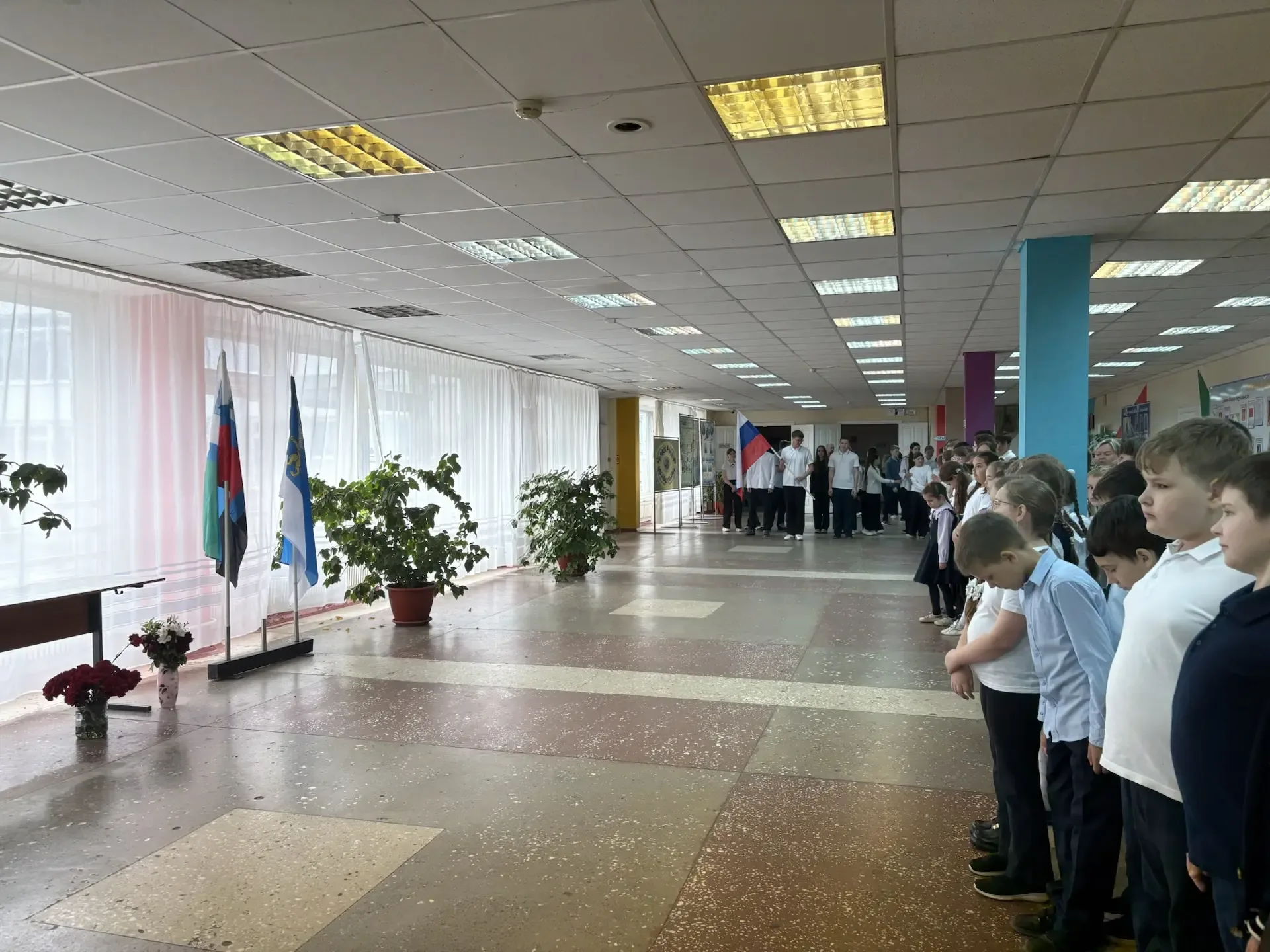 🇷🇺 Сегодня в нашей школе прошла традиционная линейка с торжественной установкой Государственного фла