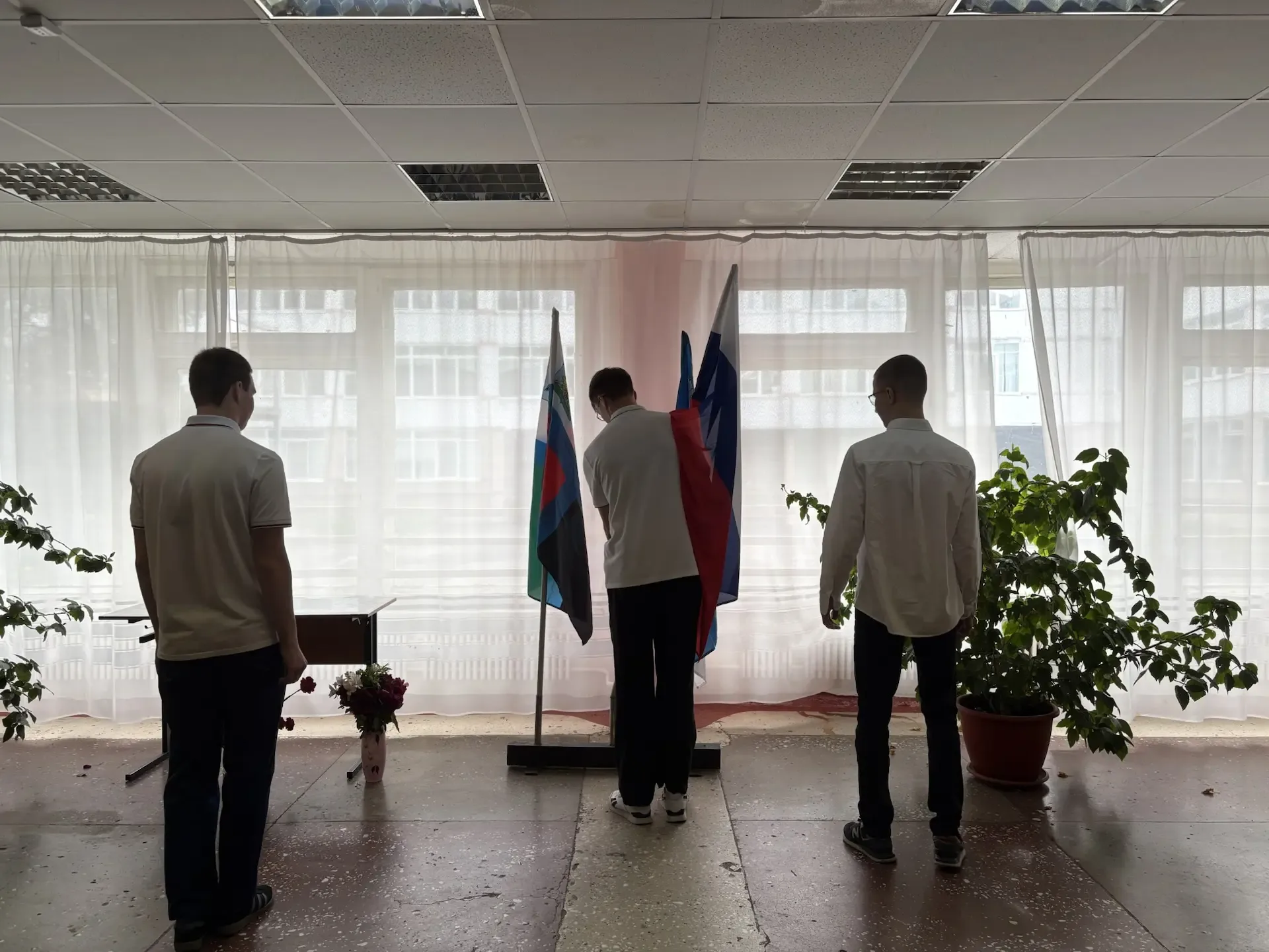 🇷🇺 Сегодня в нашей школе прошла традиционная линейка с торжественной установкой Государственного фла