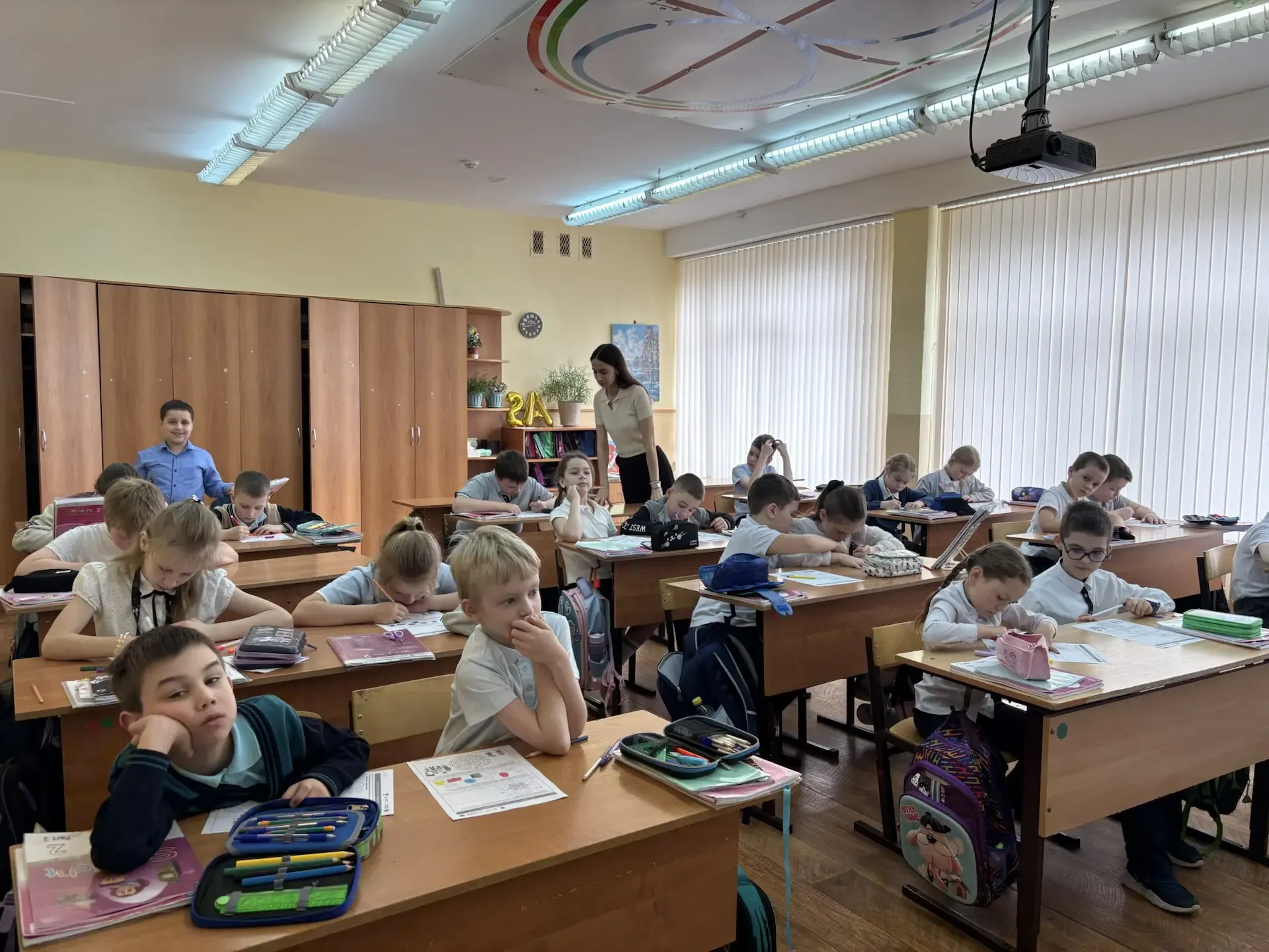 🇷🇺 Сегодня в нашей школе прошла традиционная линейка с торжественной установкой Государственного фла