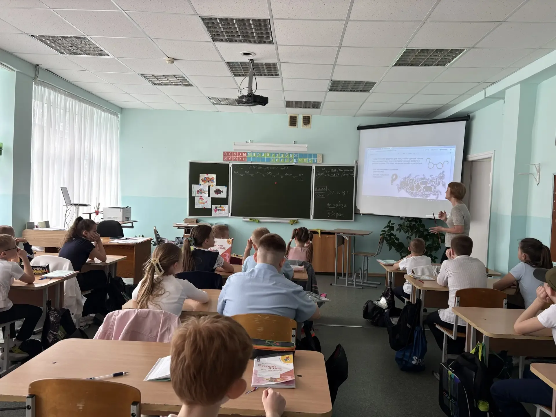 🇷🇺 Сегодня в нашей школе прошла традиционная линейка с торжественной установкой Государственного фла
