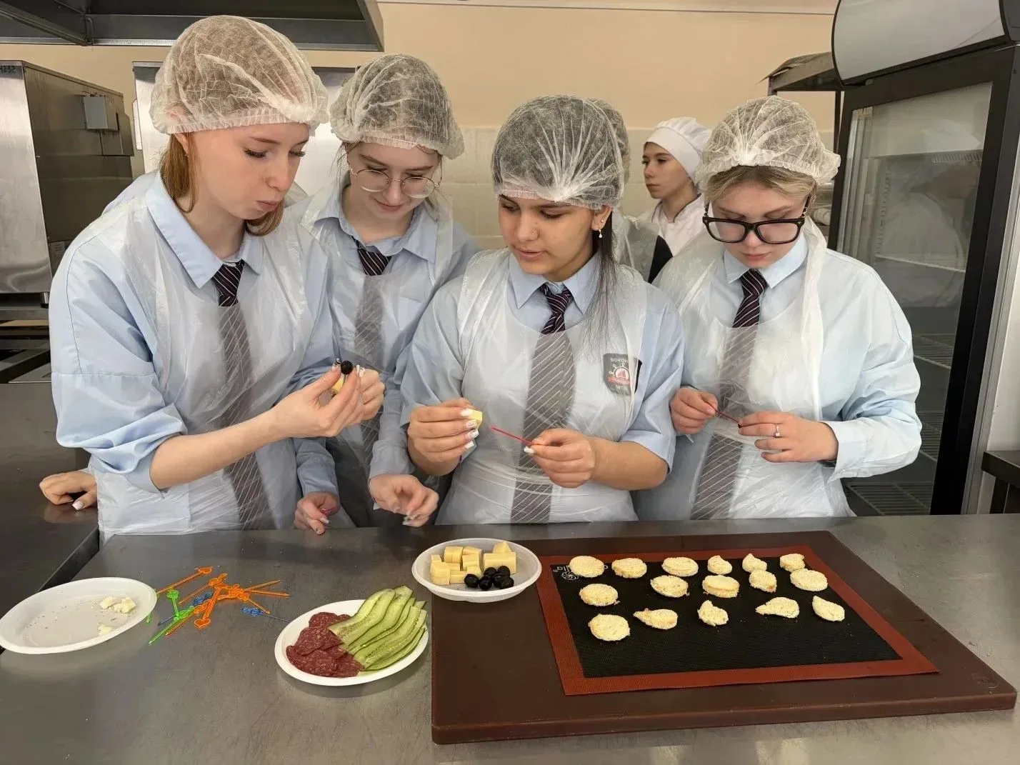 👩‍🍳 Обучающиеся «МБОУ СОШ № 105» посетили Центр проведения демонстрационного экзамена по направлению