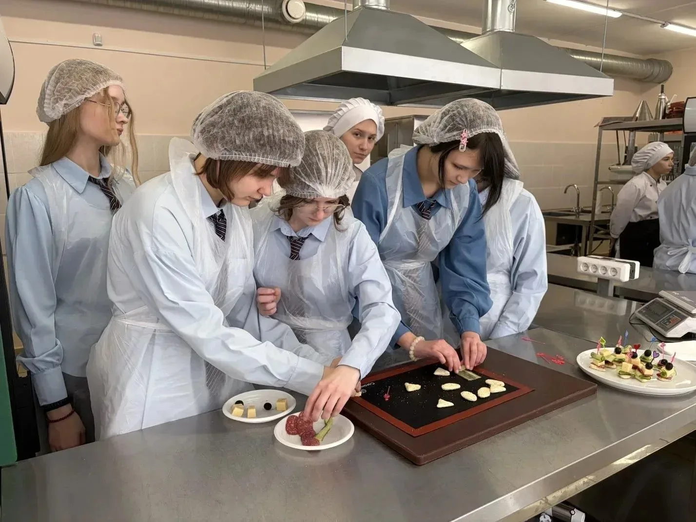 👩‍🍳 Обучающиеся «МБОУ СОШ № 105» посетили Центр проведения демонстрационного экзамена по направлению