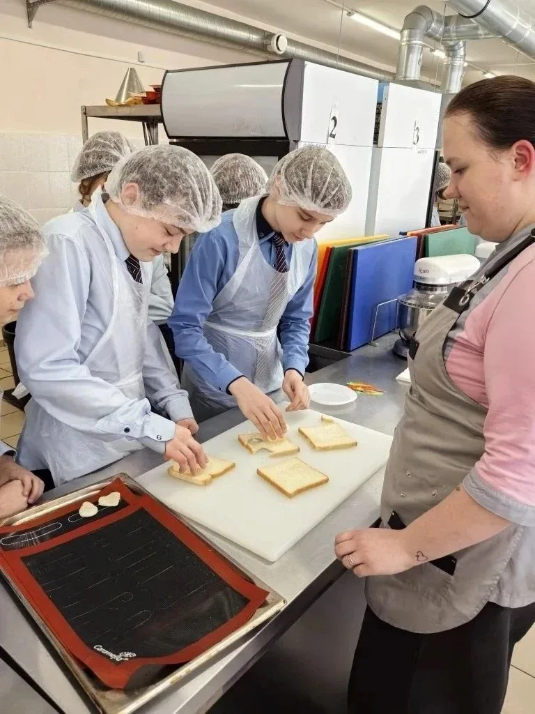 👩‍🍳 Обучающиеся «МБОУ СОШ № 105» посетили Центр проведения демонстрационного экзамена по направлению