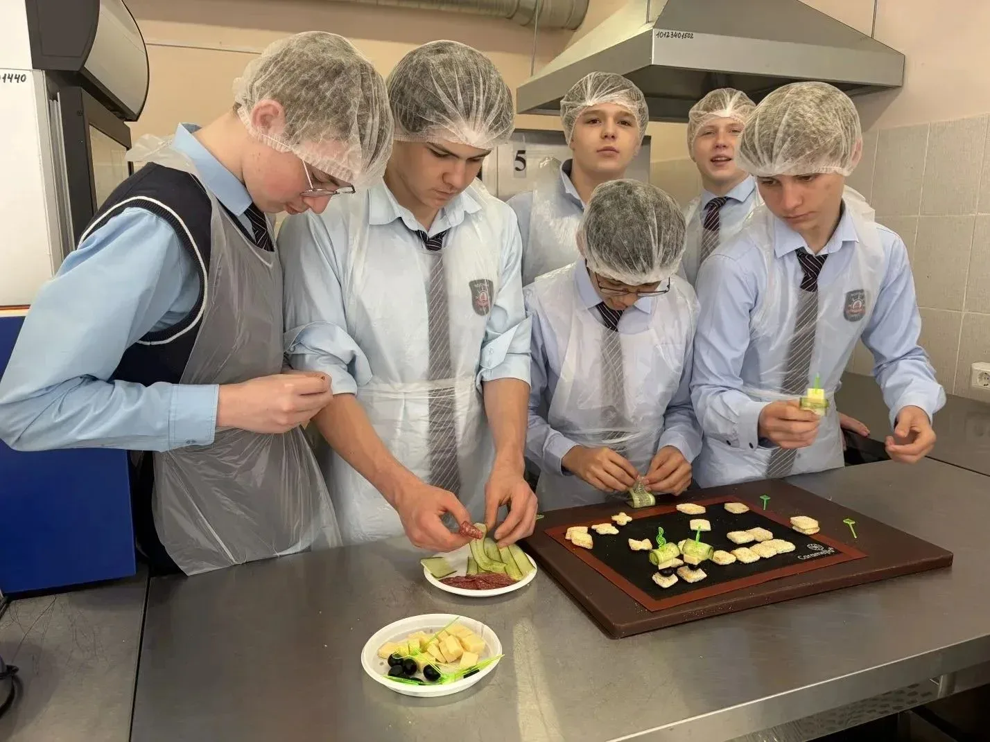 👩‍🍳 Обучающиеся «МБОУ СОШ № 105» посетили Центр проведения демонстрационного экзамена по направлению