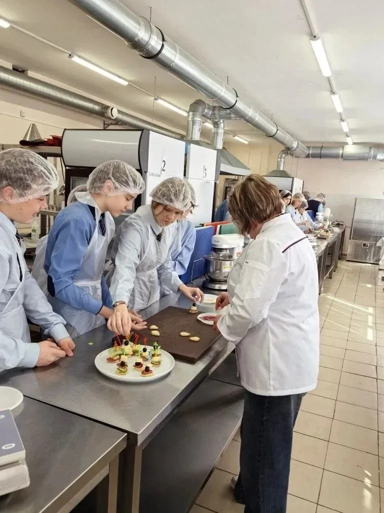 👩‍🍳 Обучающиеся «МБОУ СОШ № 105» посетили Центр проведения демонстрационного экзамена по направлению