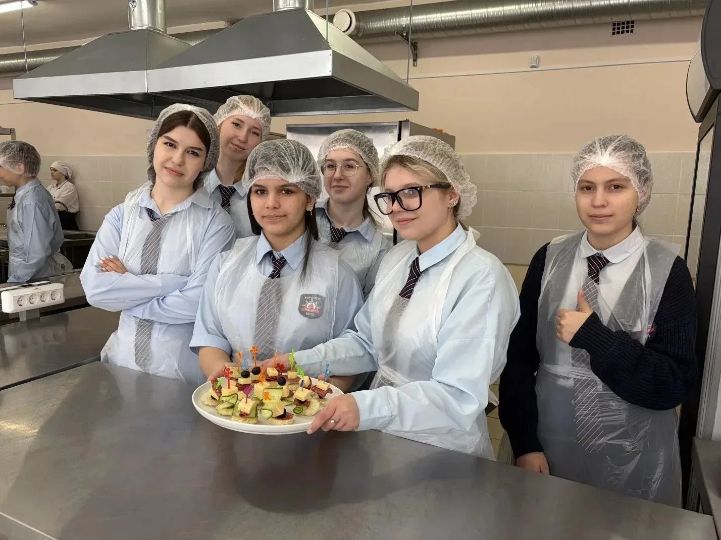 👩‍🍳 Обучающиеся «МБОУ СОШ № 105» посетили Центр проведения демонстрационного экзамена по направлению