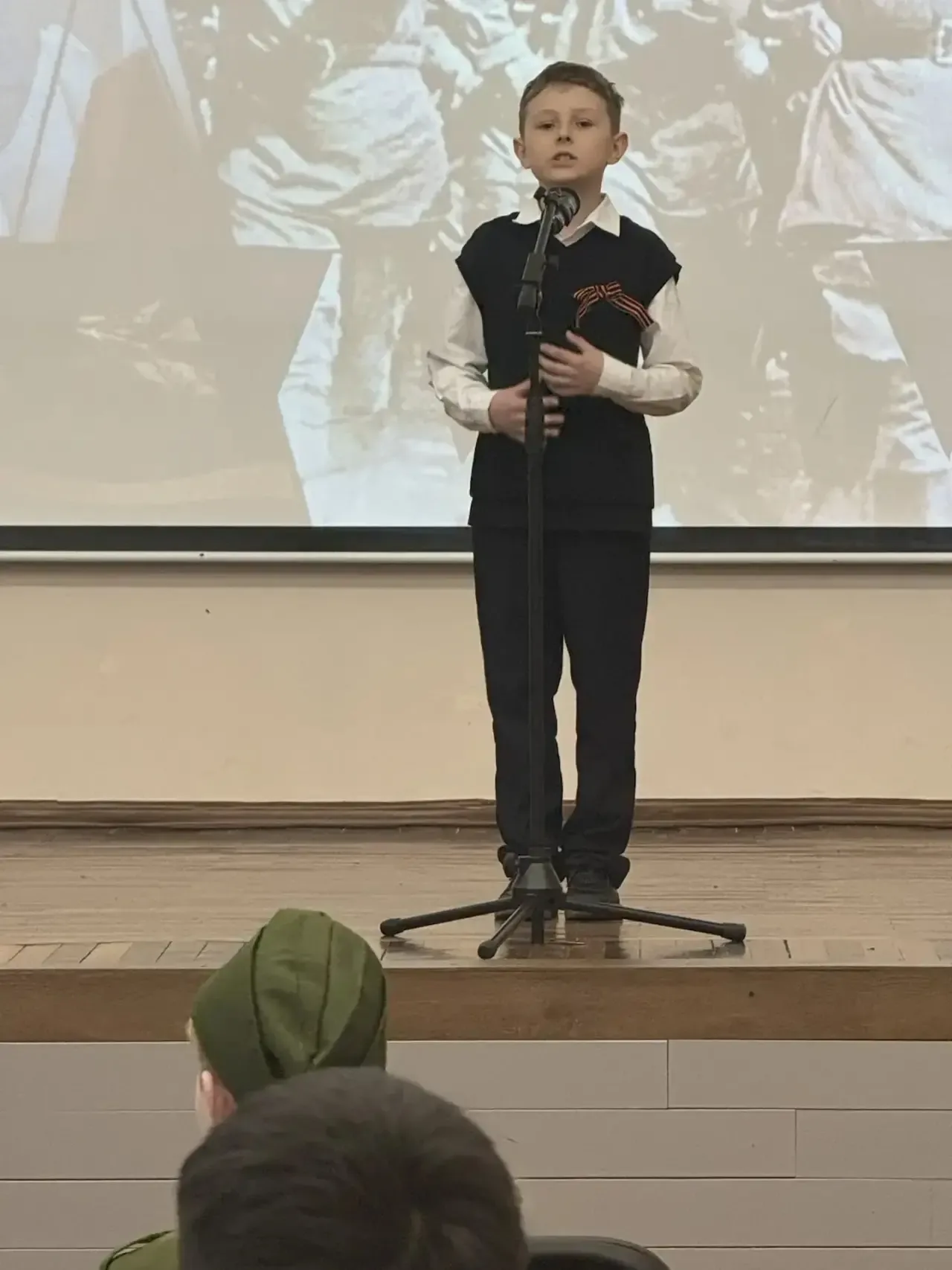 Вчера в нашей школе прошел  концерт, посвященный Великому Дню Победы.  Ребята читали стихотворения, 